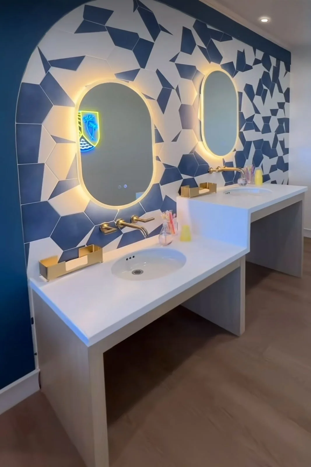 Tiered pediatric brushing station 