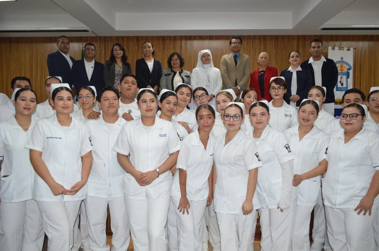 Ceremonia de imposición de cofias y egresados