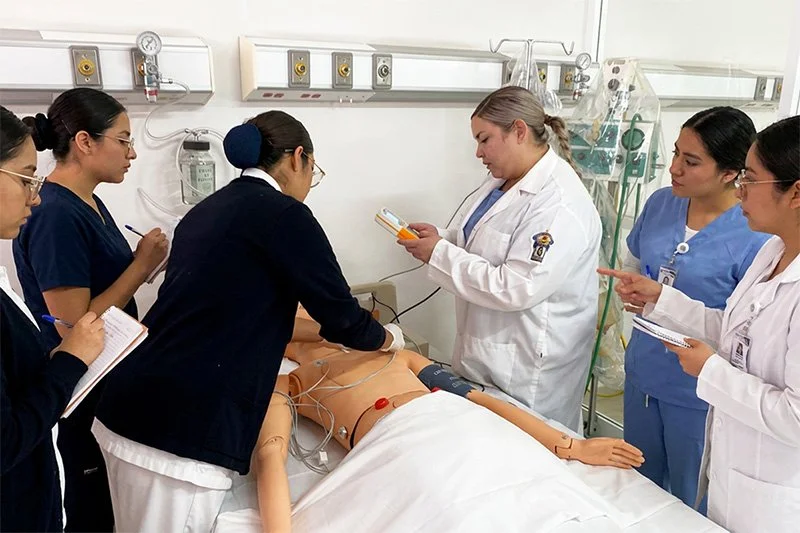 Maestra y estudiantes de la Escuela de Enfermería Fray Antonio Alcalde