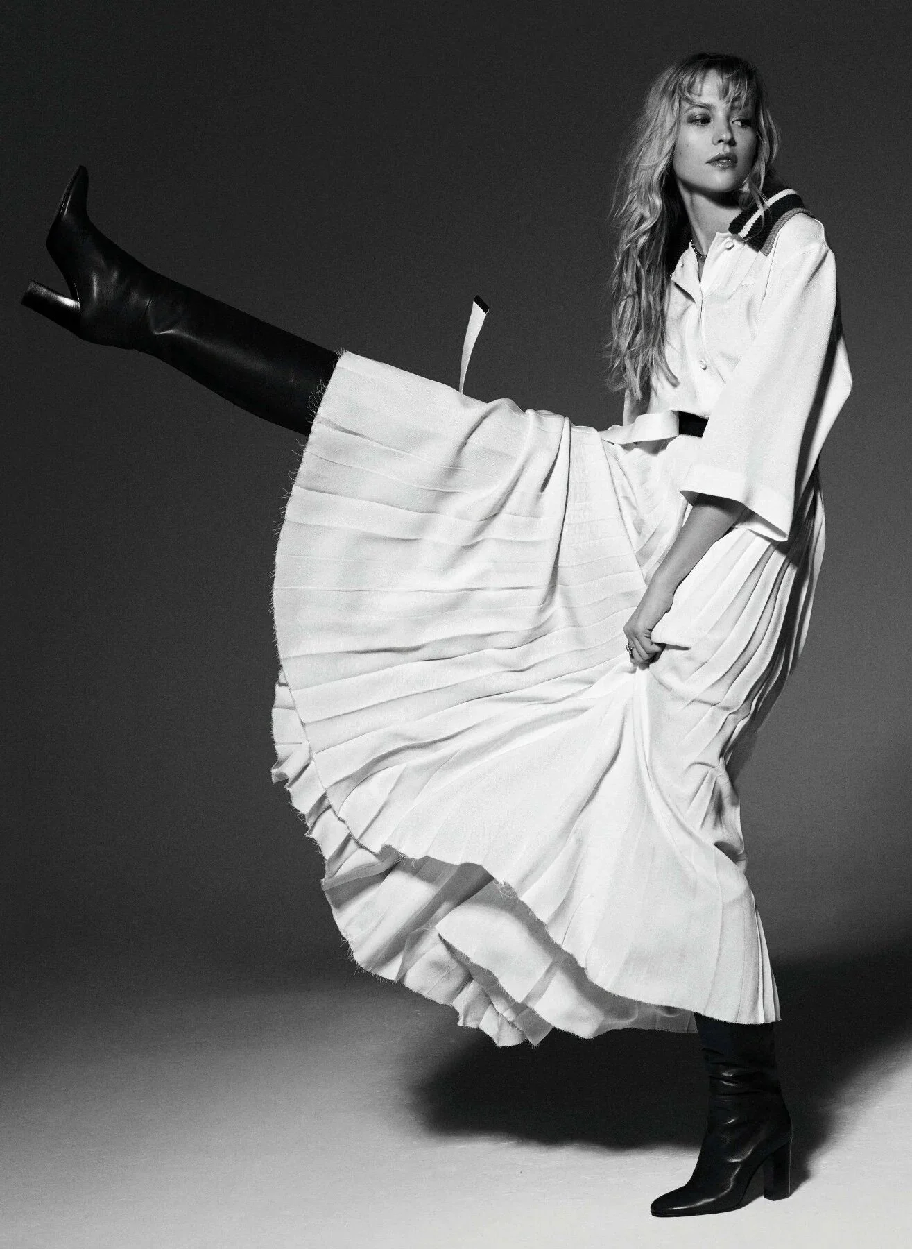angele-porte-une-robe-une-ceinture-lacoste-des-bottes-maison-kitsune-michel-vivien-collier-stellar.jpg