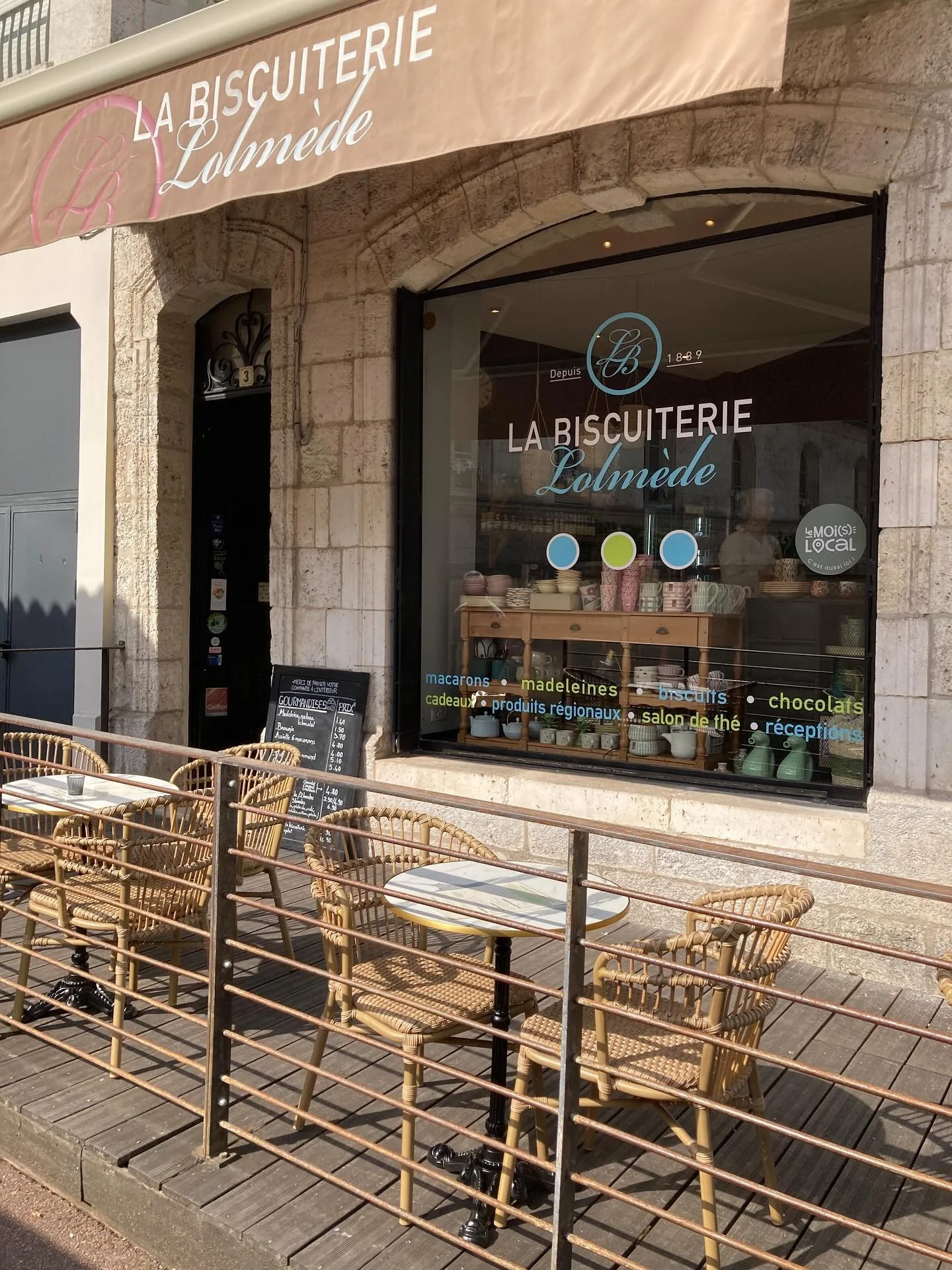 #exposition &agrave; la @la_biscuiterie_lolmede 

Si vous passez par Angoul&ecirc;me, voici un lieu chaleureux et gourmand o&ugrave; faire une pause douceur.
Myriam et Arnaud vous y accueillent avec leurs c&eacute;l&egrave;bres macarons !
Gr&acirc;ce