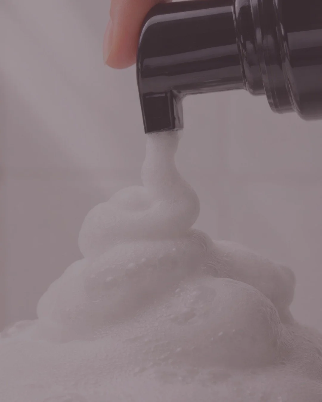 A limpeza da pele &eacute;, muitas vezes, subvalorizada, mas &eacute; um dos passos mais importantes de qualquer rotina de cuidados.

Ao longo do dia, a pele acumula impurezas, polui&ccedil;&atilde;o, res&iacute;duos de maquilhagem e excesso de oleos