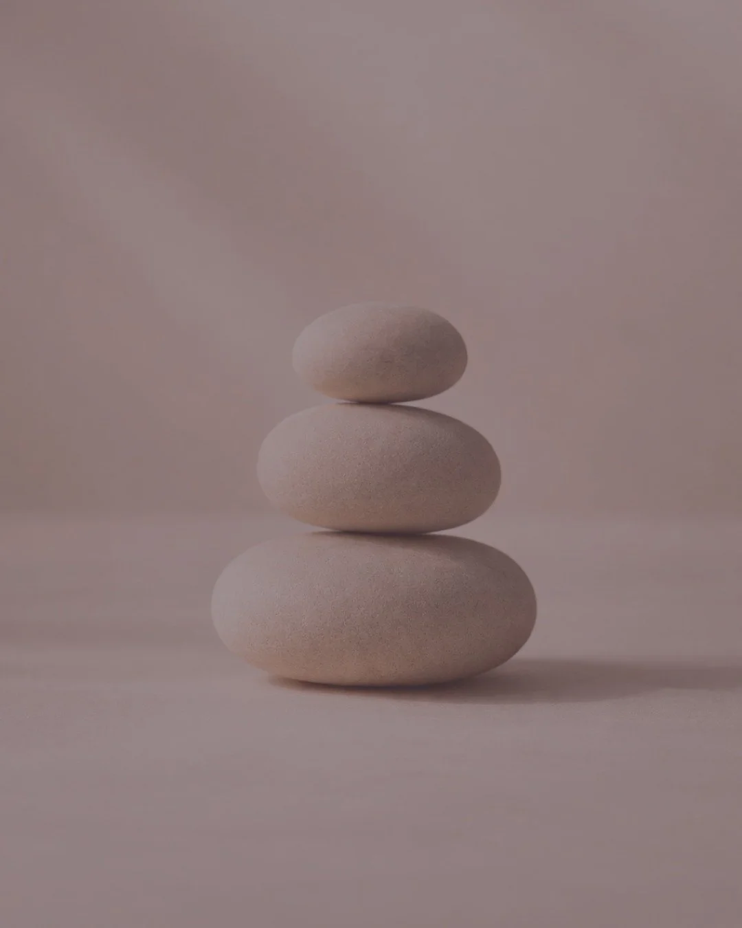 Nem sempre o problema est&aacute; na pele.
Muitas vezes, est&aacute; no que a regula.

As hormonas influenciam praticamente tudo:
energia, humor, peso, sono&hellip; e tamb&eacute;m a qualidade da pele.

Quando est&atilde;o em desequil&iacute;brio, o 