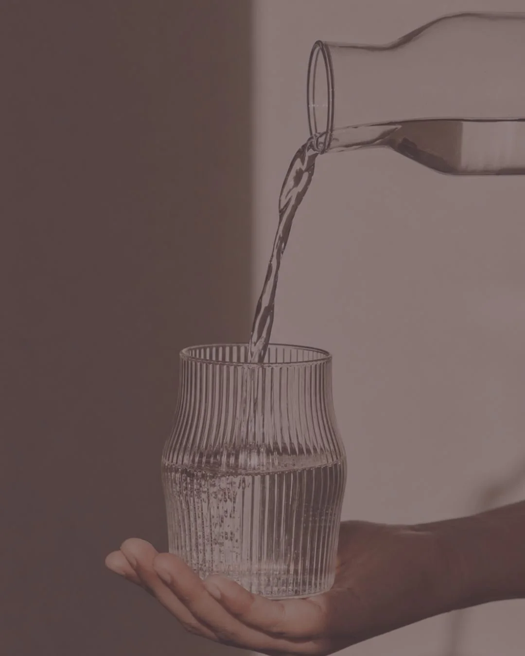 A hidrata&ccedil;&atilde;o &eacute; um dos pilares mais simples, e mais negligenciados, da sa&uacute;de.

A &aacute;gua participa em praticamente todos os processos do organismo:
regula&ccedil;&atilde;o da temperatura, transporte de nutrientes, elimi