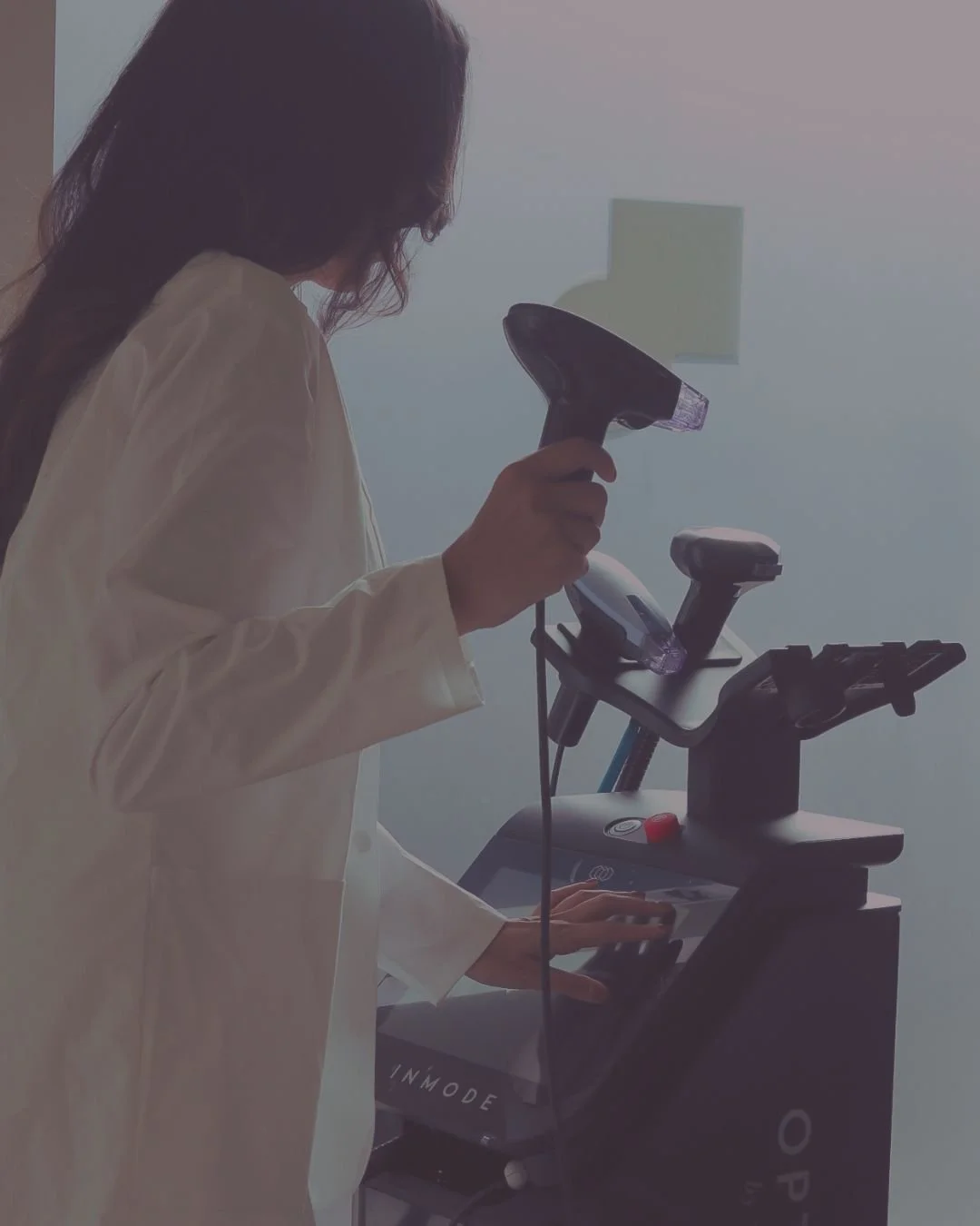 Tecnologia que vai al&eacute;m do superficial.

O Morpheus combina radiofrequ&ecirc;ncia com microagulhamento para atuar nas camadas mais profundas da pele.

&Eacute; a&iacute; que estimulamos colag&eacute;nio, melhoramos a firmeza e promovemos uma r