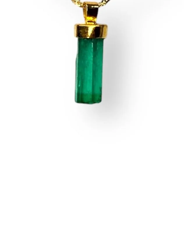 Raw Emerald Pendant in 18K Gold – A Statement of Natural Elegance