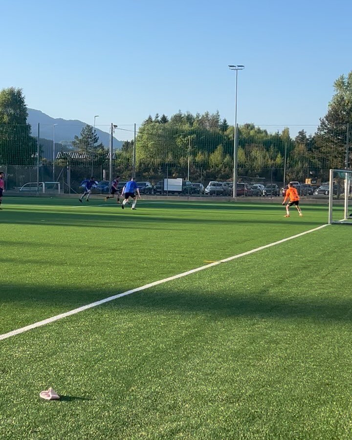 For en start! Stilling blei 8-8 og hadde en syk gjeng p&aring; tribunen! Noen blinkskudd fra kampen, @endrekha som dagens topp scorer! Heilt enormt!! Ny kamp p&aring; tirsdag og det er hjemmekamp!
