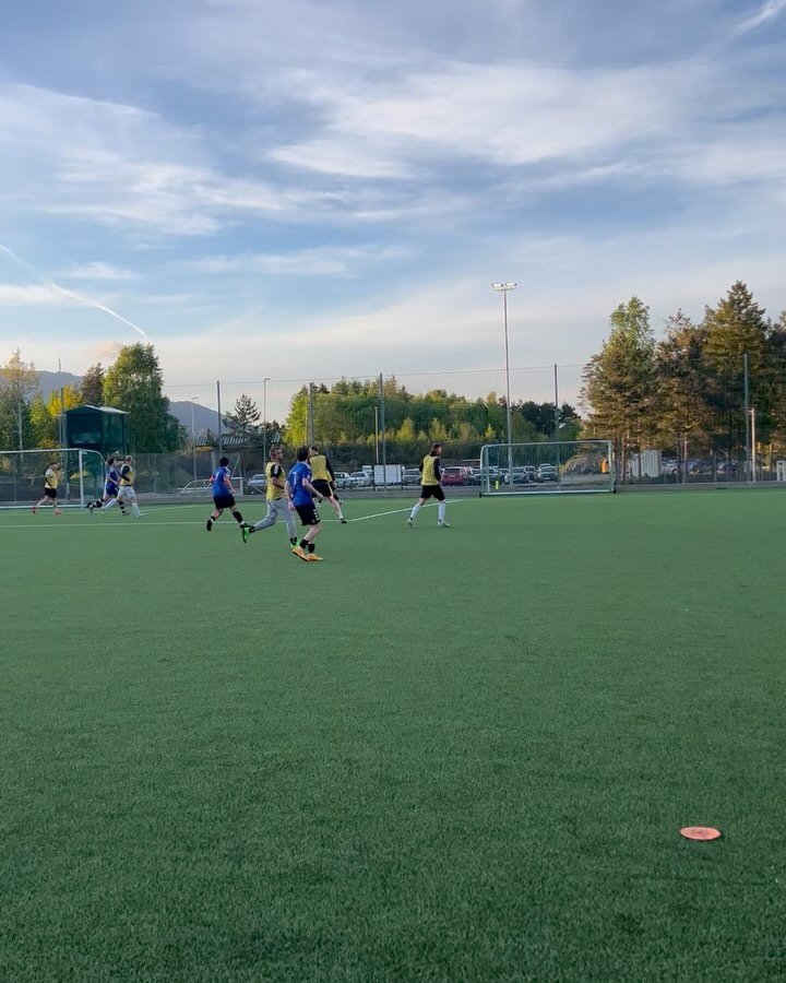 For ein kamp, s&aring; deilig &aring; vinne 3 poeng ikveld!!! Stilling ble 4-1 mot Kicks &amp; hope💪🏼🎖️ dagens scorere er @khiem97 @endrekha @eivindnyg og Jakob! Heilt enorm insats idag!🤝🏼 Takk til @studentersamfundet_stord som stilte med vafler