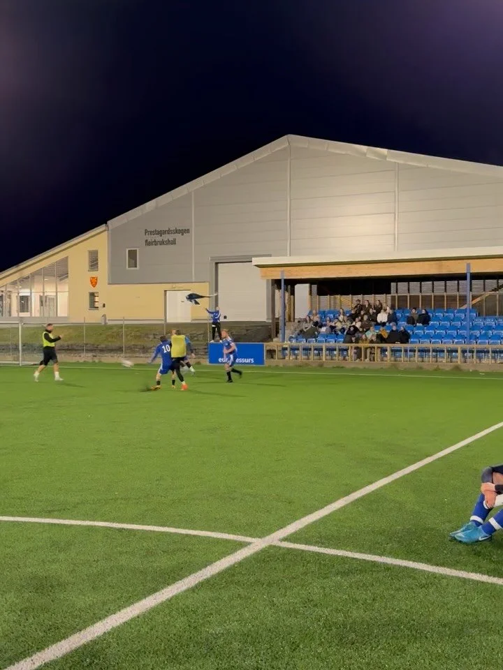 🏆⚽️ HEIA R&Aring;MUND! ⚽️🏆 I g&aring;r var det en helt fantastisk fotballkamp der R&aring;mund vant mot Kick and Hope med 3-2! 🙌💙 Spillerne ga alt p&aring; banen, og stemningen var p&aring; topp med v&aring;r fantastiske heia gjeng! Sammen skapte