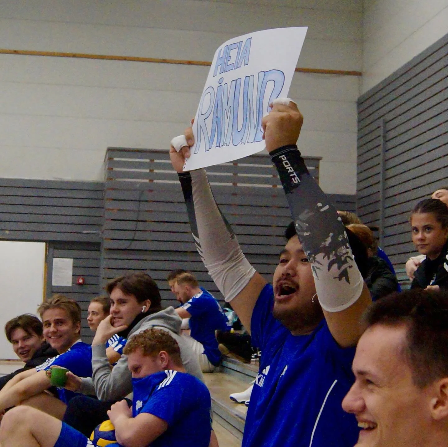 DET BLE GULL P&Aring; JENTENE OG BRONSE P&Aring; MIX!🥇🥉 Helt enormt engasjement p&aring; h&oslash;stens hobbyvolleyball!💙 Vi stilte med 1 herrelag, 2 damelag og 4 mixlag!🤩 For en innsats p&aring; de p&aring; banen, men ogs&aring; enormt at s&arin