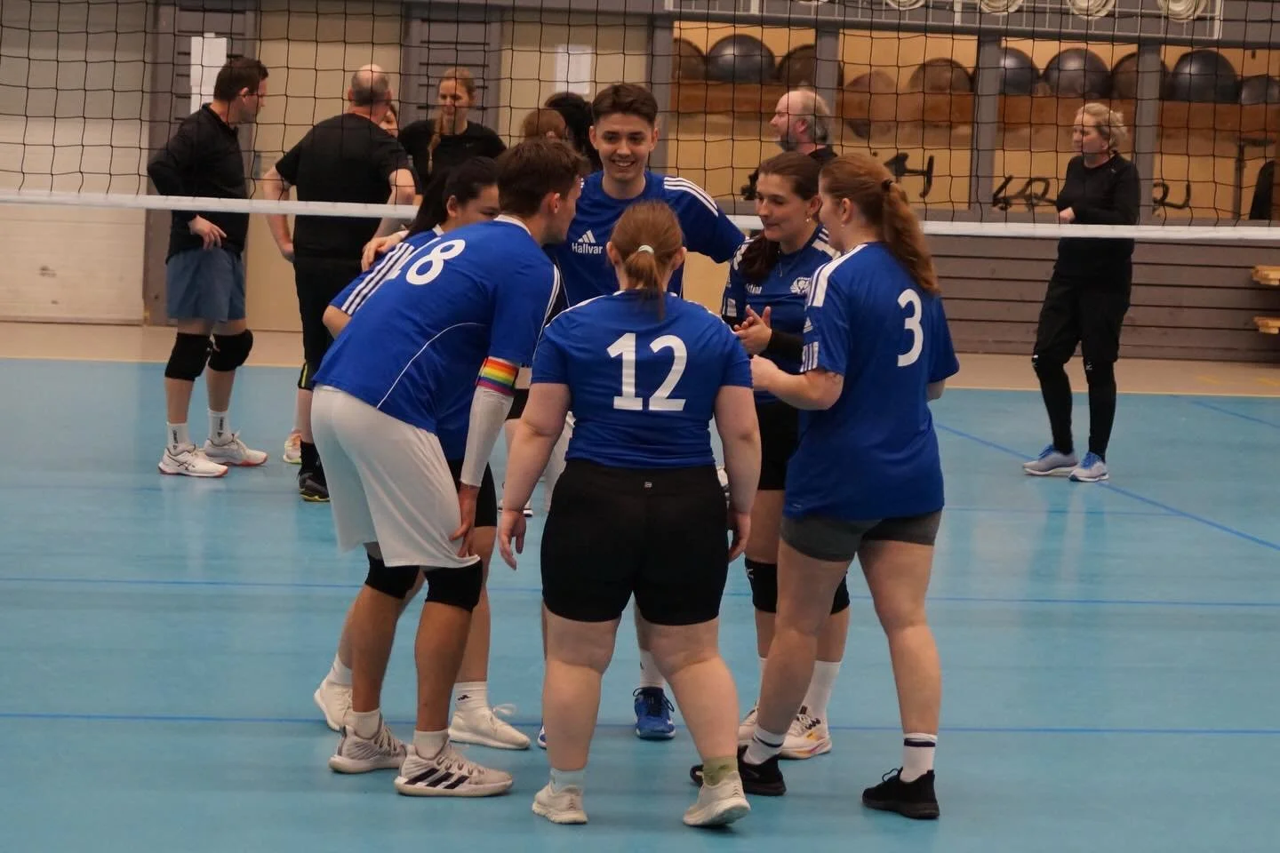 R&aring;mund stilte denne helgen med flere lag, det var ikke bare ett! Selv om seieren glapp denne gangen, var innsatsen p&aring; plass fra f&oslash;rste serve 🏐🔥. V&aring;re fantastiske ut&oslash;vere ga alt, og samfunnet viste sin st&oslash;tte m