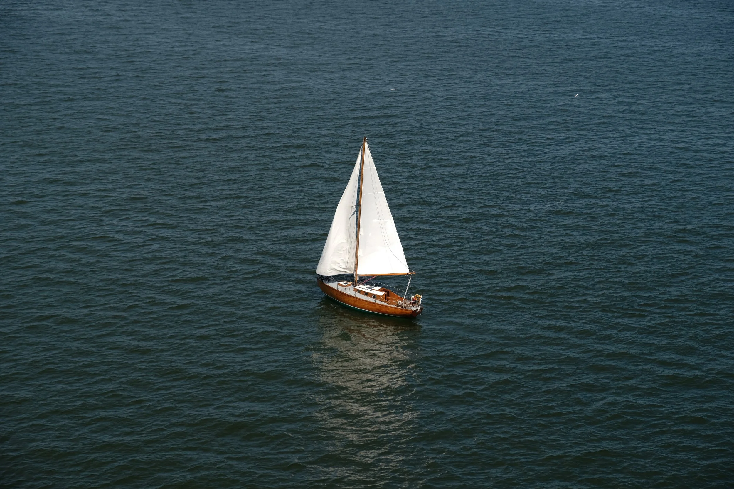 Velero navegando en aguas abiertas