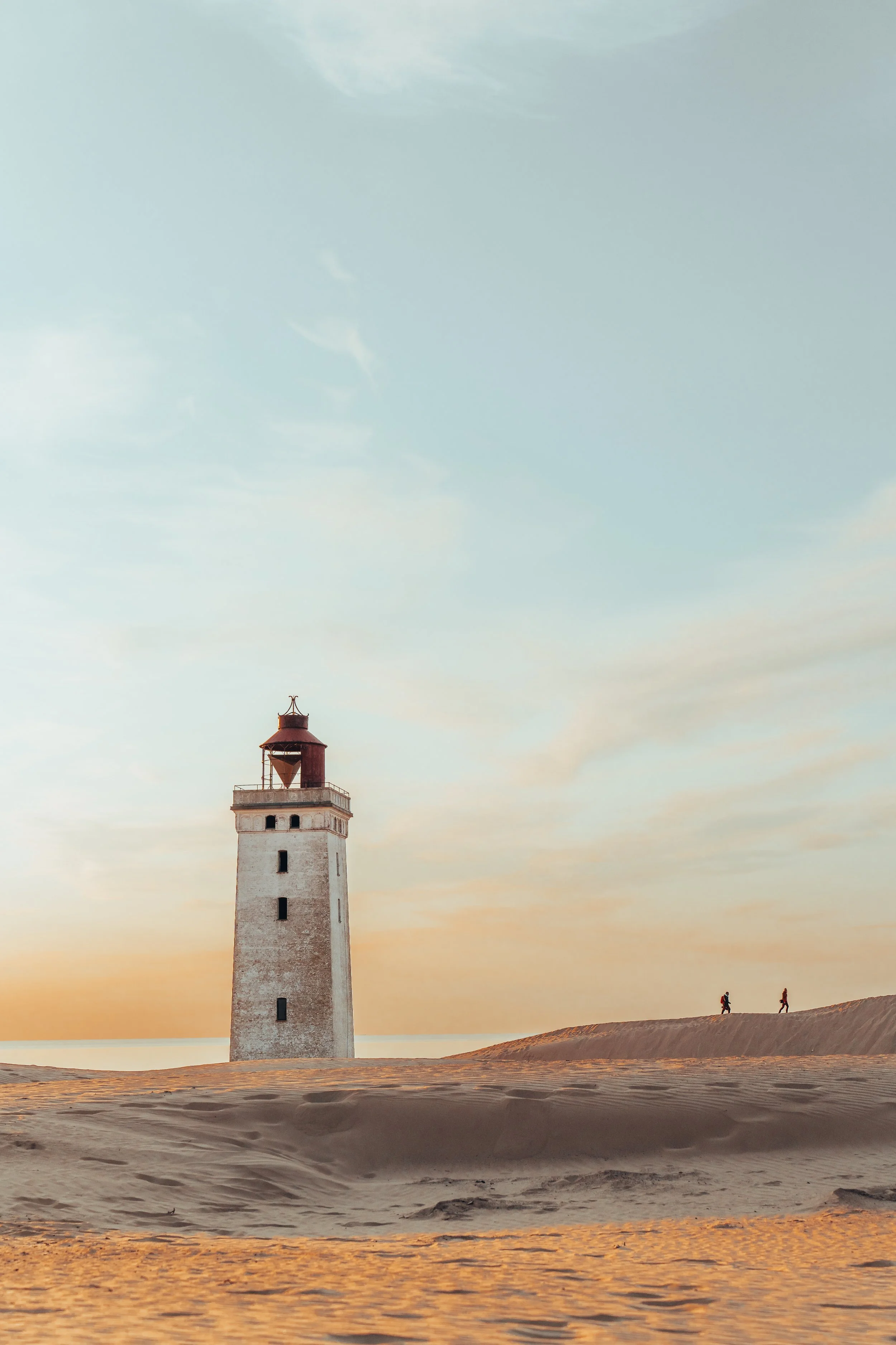 Faro en un paisaje costero al atardecer