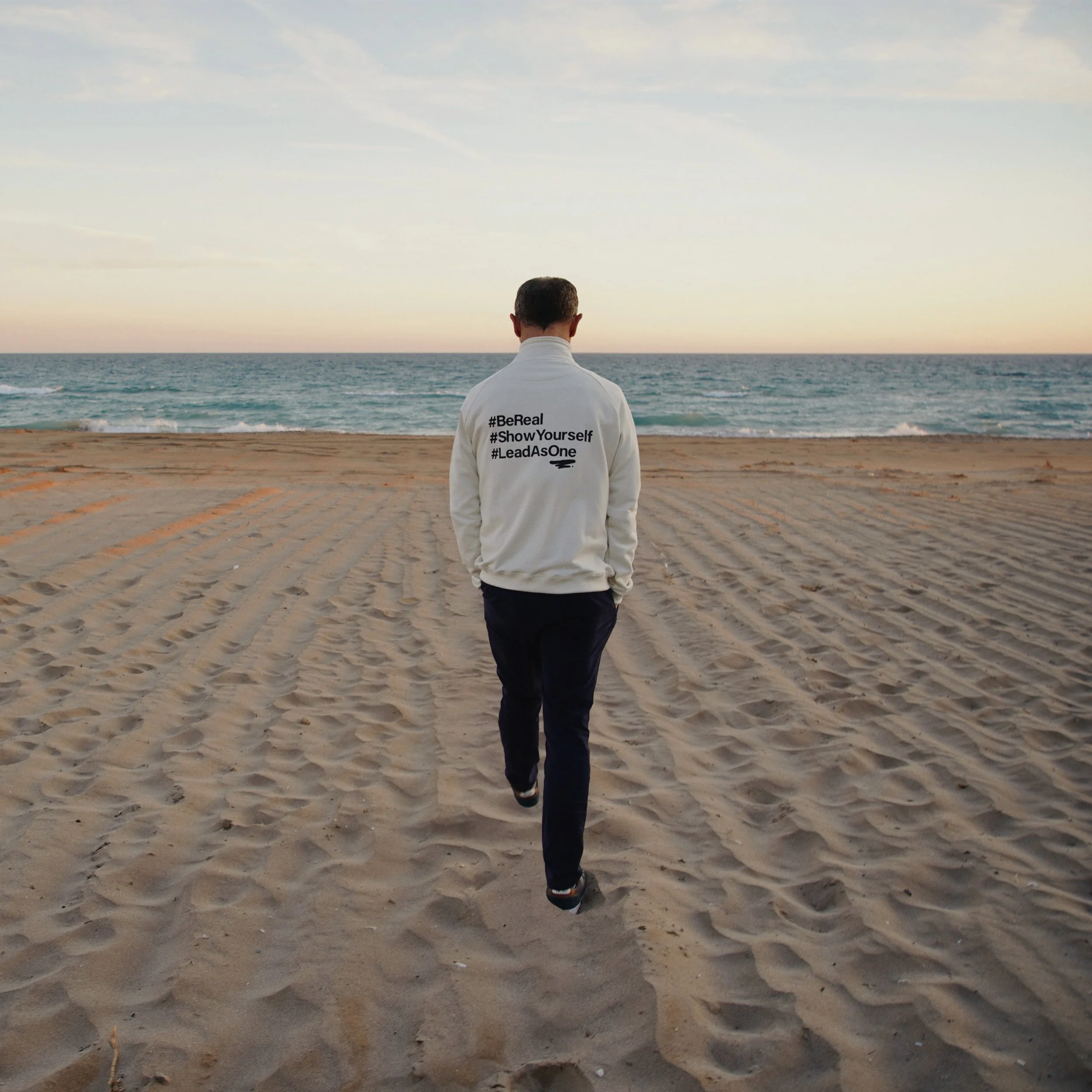 Enric Arola caminando por la playa