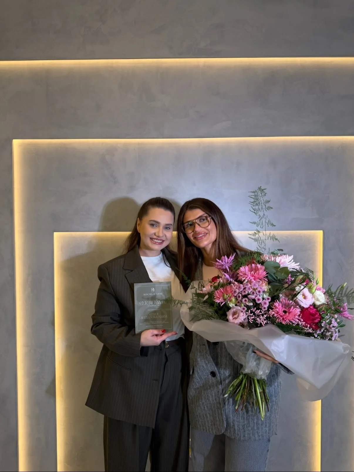 Stolz. Dankbarkeit. Erfolg. ✨
Nach intensiver 1:1 Schulung darf sich @alexandra.skin.lounge nun offiziell zertifiziert nennen 🎓
Danke f&uuml;r dein Vertrauen, ich w&uuml;nschen dir von Herzen ganz viel Erfolg 🍀🤍
.
.
.
.
.
.
.
.
.
.
.
.
.
#explorer