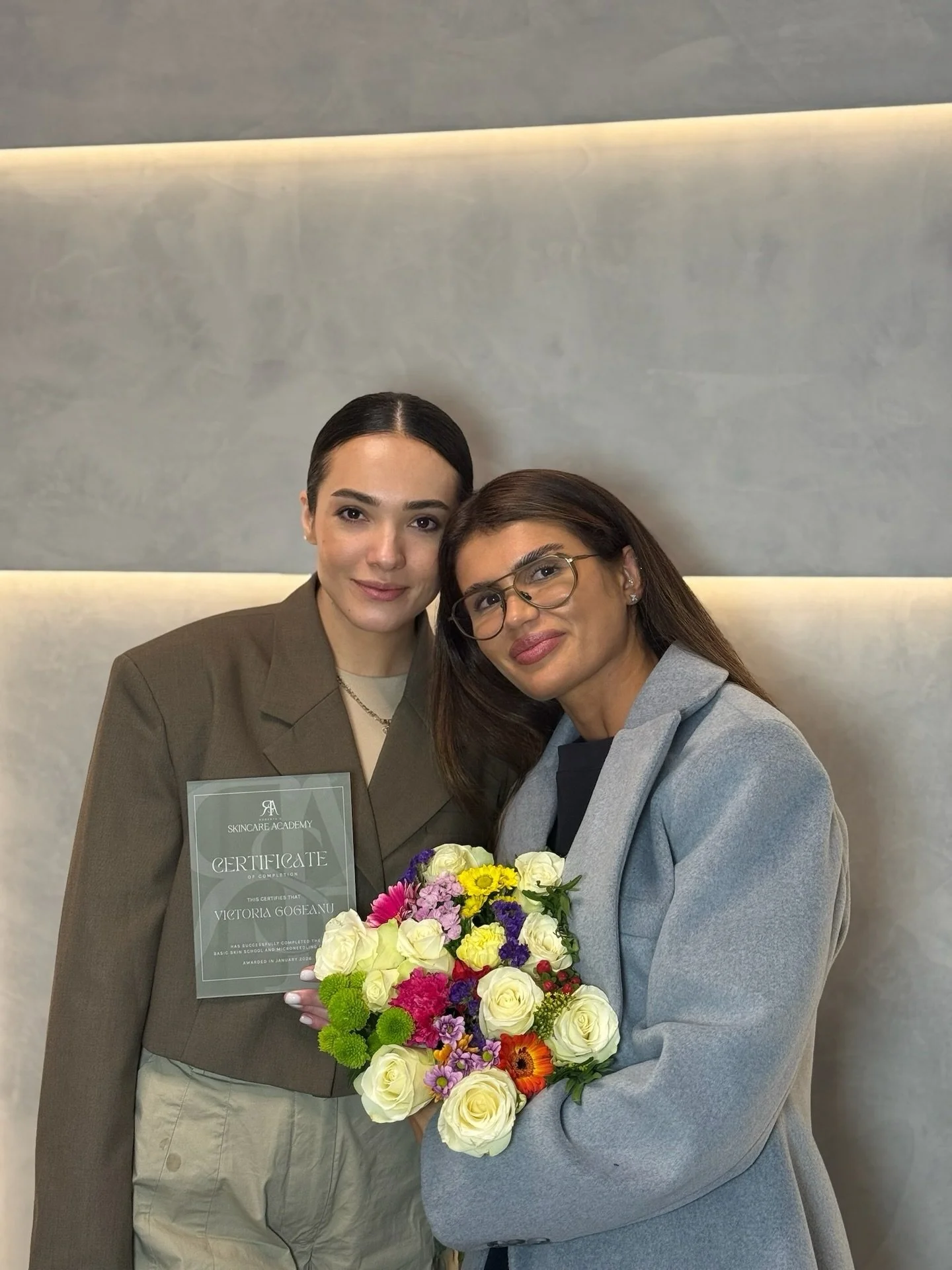 So stolz auf dich! ✨
Heute durfte ich dieses Zertifikat &uuml;berreichen, ein besonderer Moment voller Flei&szlig;, Leidenschaft und Wachstum.
Danke f&uuml;r dein Vertrauen und deinen Einsatz. Ich freue mich riesig, dich auf deinem Weg begleitet zu h