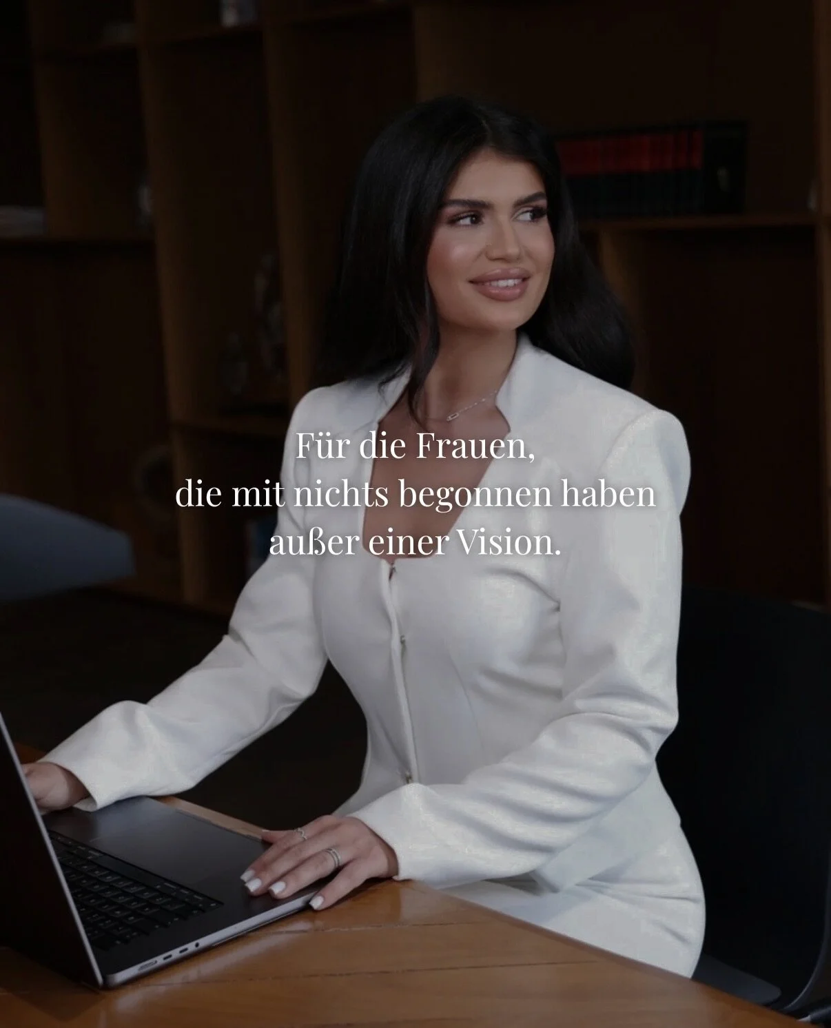 F&uuml;r die Frauen, die mutig genug sind, ihren eigenen Weg zu gehen.
F&uuml;r die Frauen, die an sich glauben, auch wenn der Weg unklar ist.

Heute feiern wir euch.
Happy International Women&rsquo;s Day. 🌸
.
.
.
.
.
.
.
.
.
#internationalwomensday