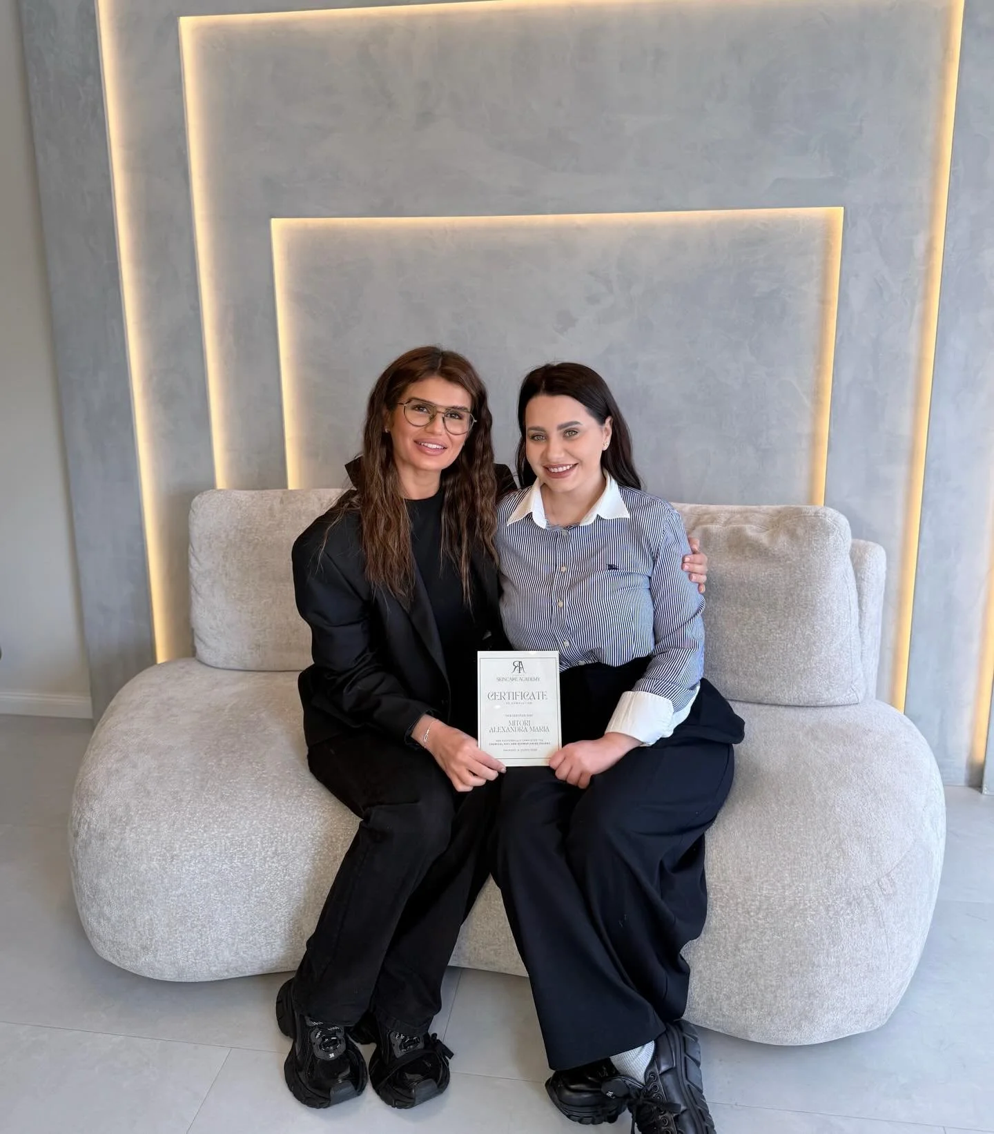 Meine allererste Sch&uuml;lerin&hellip; und schon wieder zur&uuml;ck bei mir. 🫶
Diesmal hat sie ihr n&auml;chstes Zertifikat f&uuml;r Chemical Peel &amp; Dermaplaning erfolgreich abgeschlossen und ich bin einfach nur stolz!

Zu sehen, wie sie w&auml