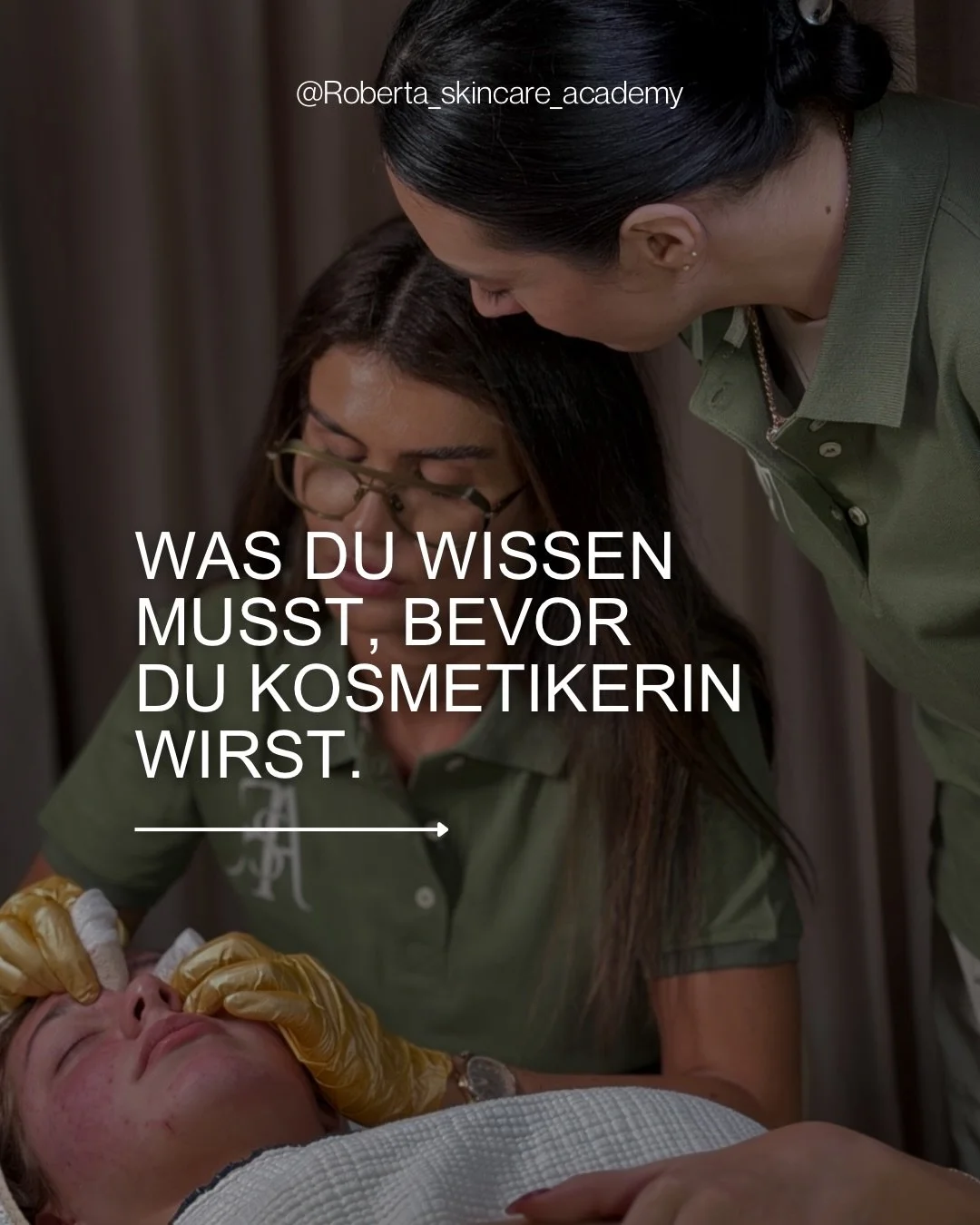Ich h&auml;tte mir das alles fr&uuml;her gew&uuml;nscht.

Niemand hat mir gesagt,
was wirklich auf mich zukommt
in diesem Beruf.

Heute sag ich&rsquo;s meinen Sch&uuml;lerinnen.
Vom ersten Tag an.

Wenn du bereit bist &ndash; schreib &bdquo;ACADEMY&l
