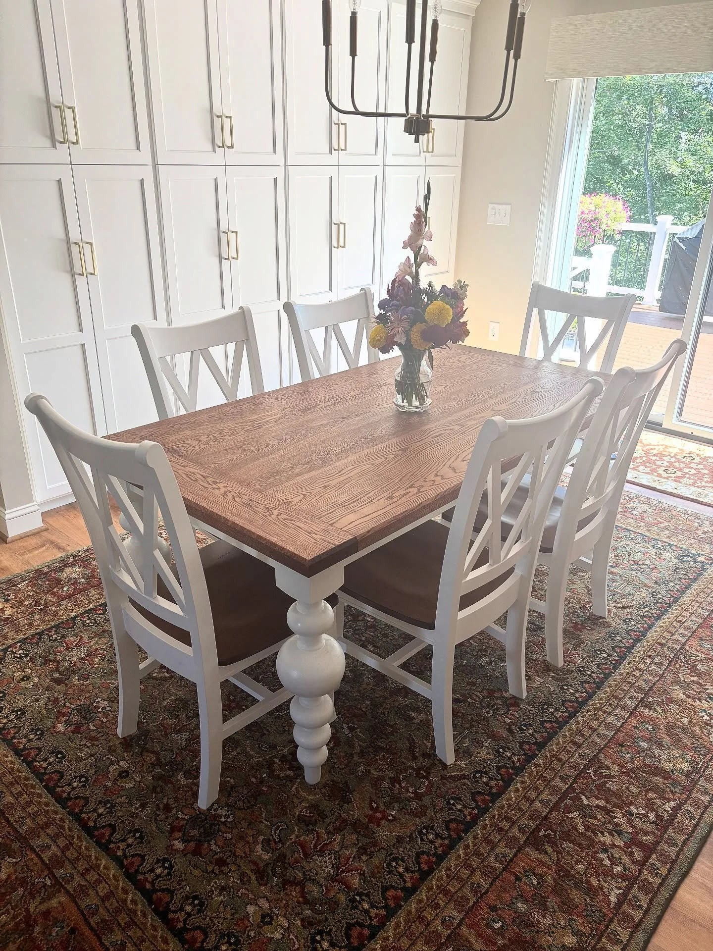 Just finished the final touches on this oak table. More than furniture, it’s a place where memories will be made. I’d love to craft one for your home and family:
-1.5” thick oak top and 2”x3” poplar apron, lumber from @