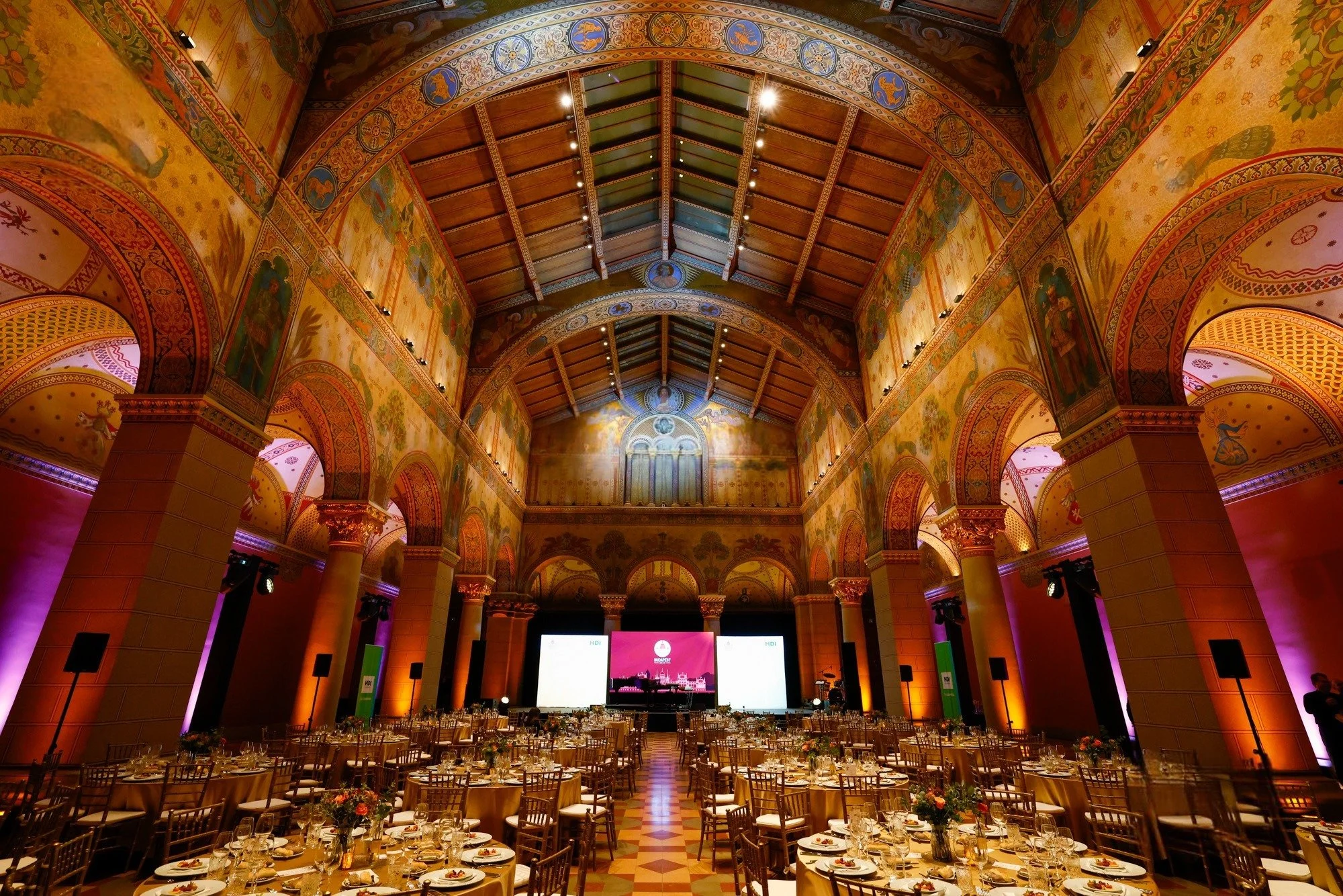 Organización profesional de eventos corporativos, aniversarios de empresa y convenciones con Promusic Barcelona