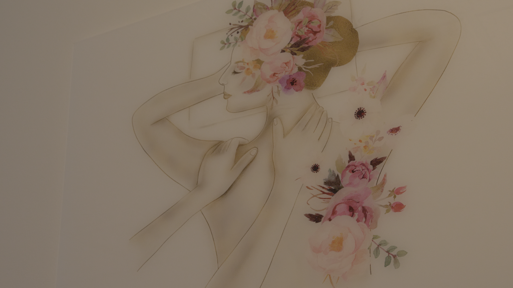 Persoon die een massage geeft aan iemand die op een bed ligt, in een kamer met kaarsen en gordijnen.