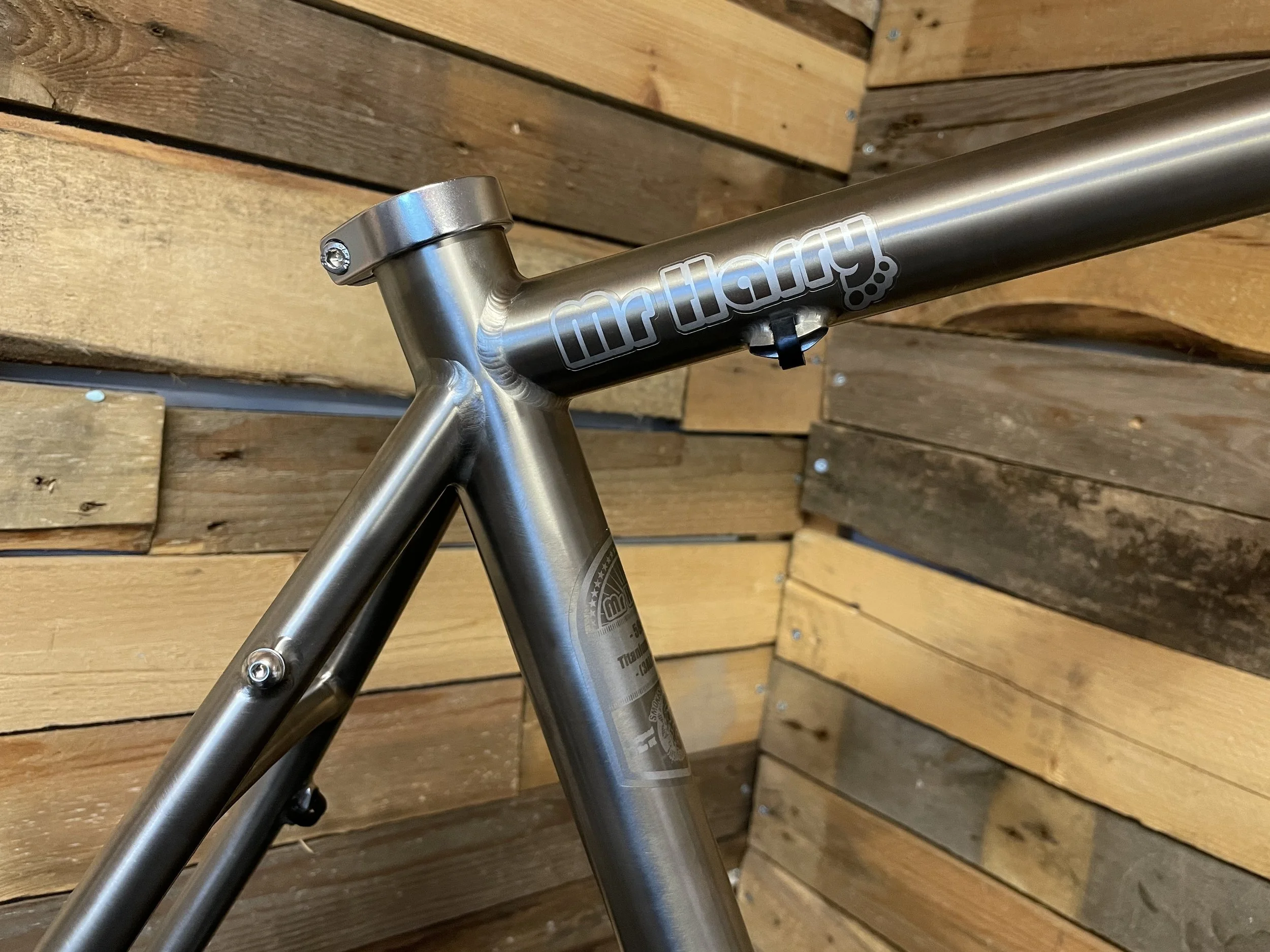 Smokestone Mr Harry titanium frame with external cable routing