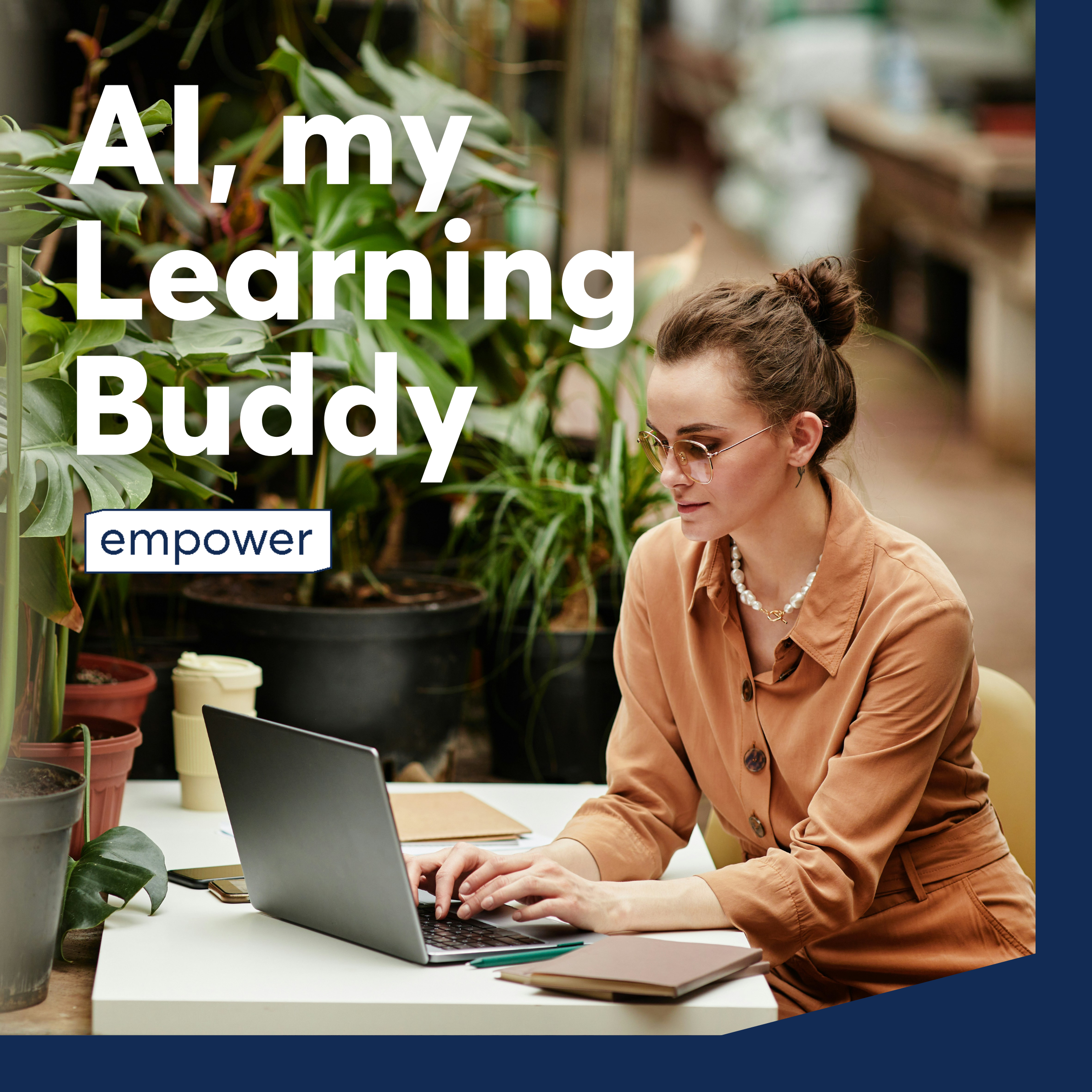 Frau sitzt an einem Tisch mit einem Laptop, umgeben von Pflanzen. Text auf dem Bild: "AI, my Learning Buddy" und "empower".
