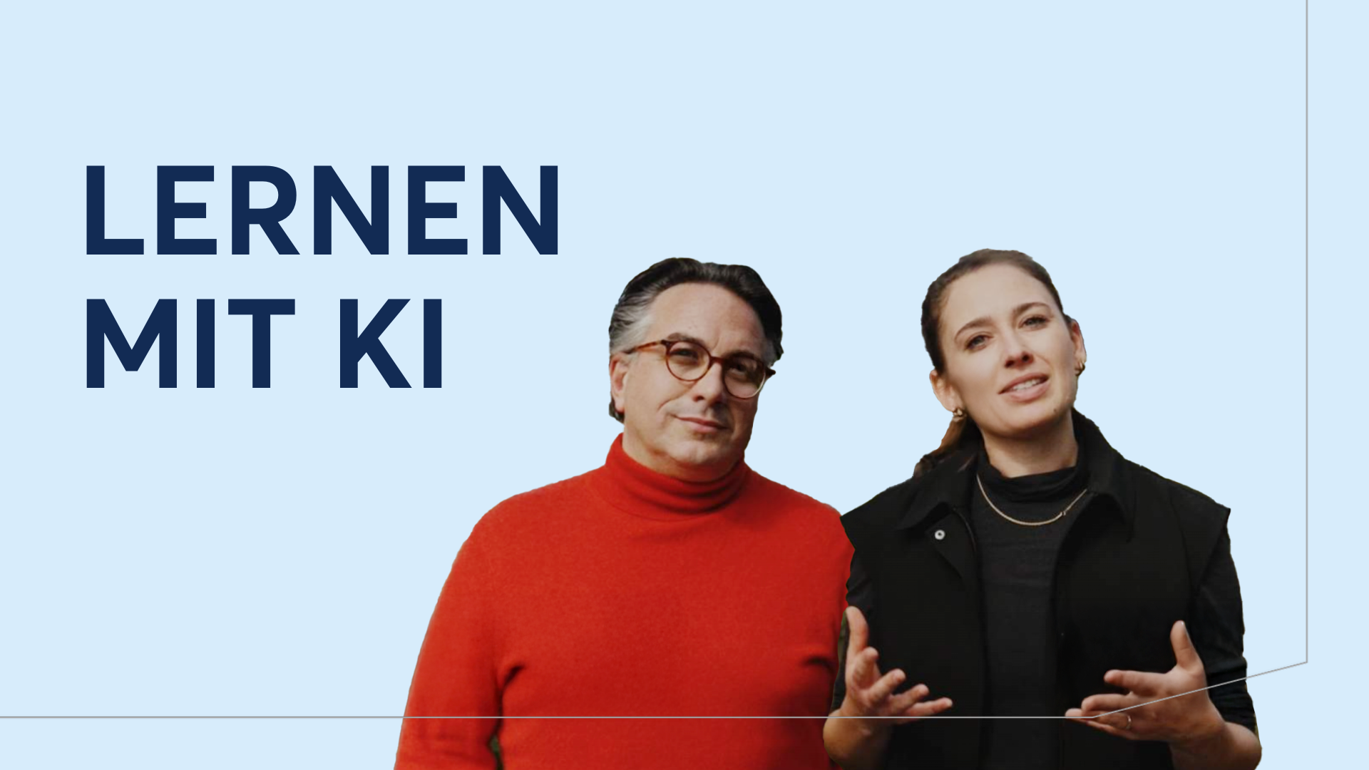 Zwei Personen nebeneinander, eine mit rotem Pullover, die andere in schwarzer Kleidung. Text "LERNEN MIT KI" im Hintergrund auf hellblauem Hintergrund.