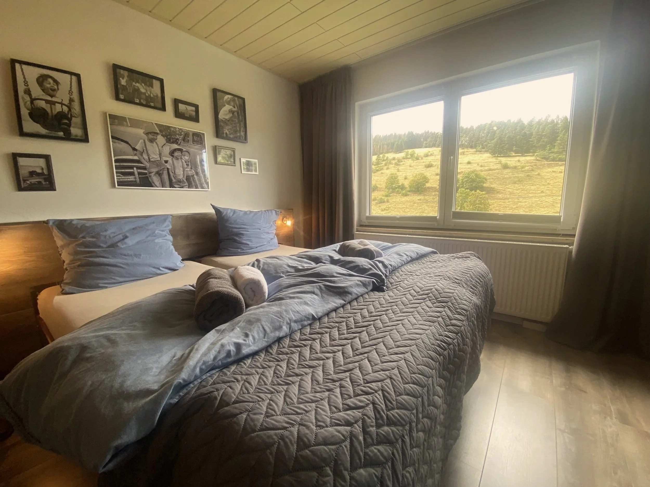 Luxuriöses Schlafzimmer mit herrlichem Bergblick