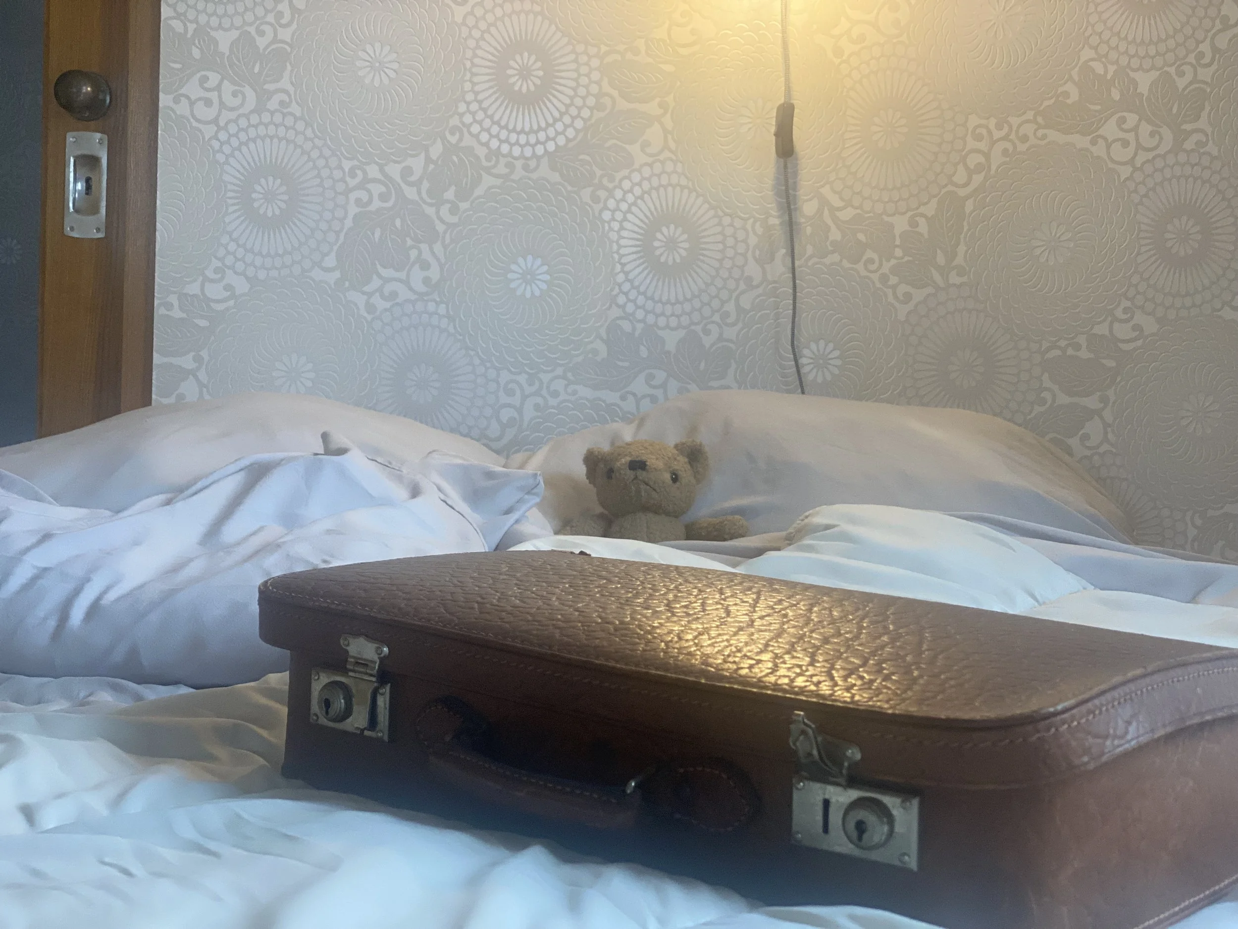 Wunderschöne Details eines romantischen Schlafzimmers