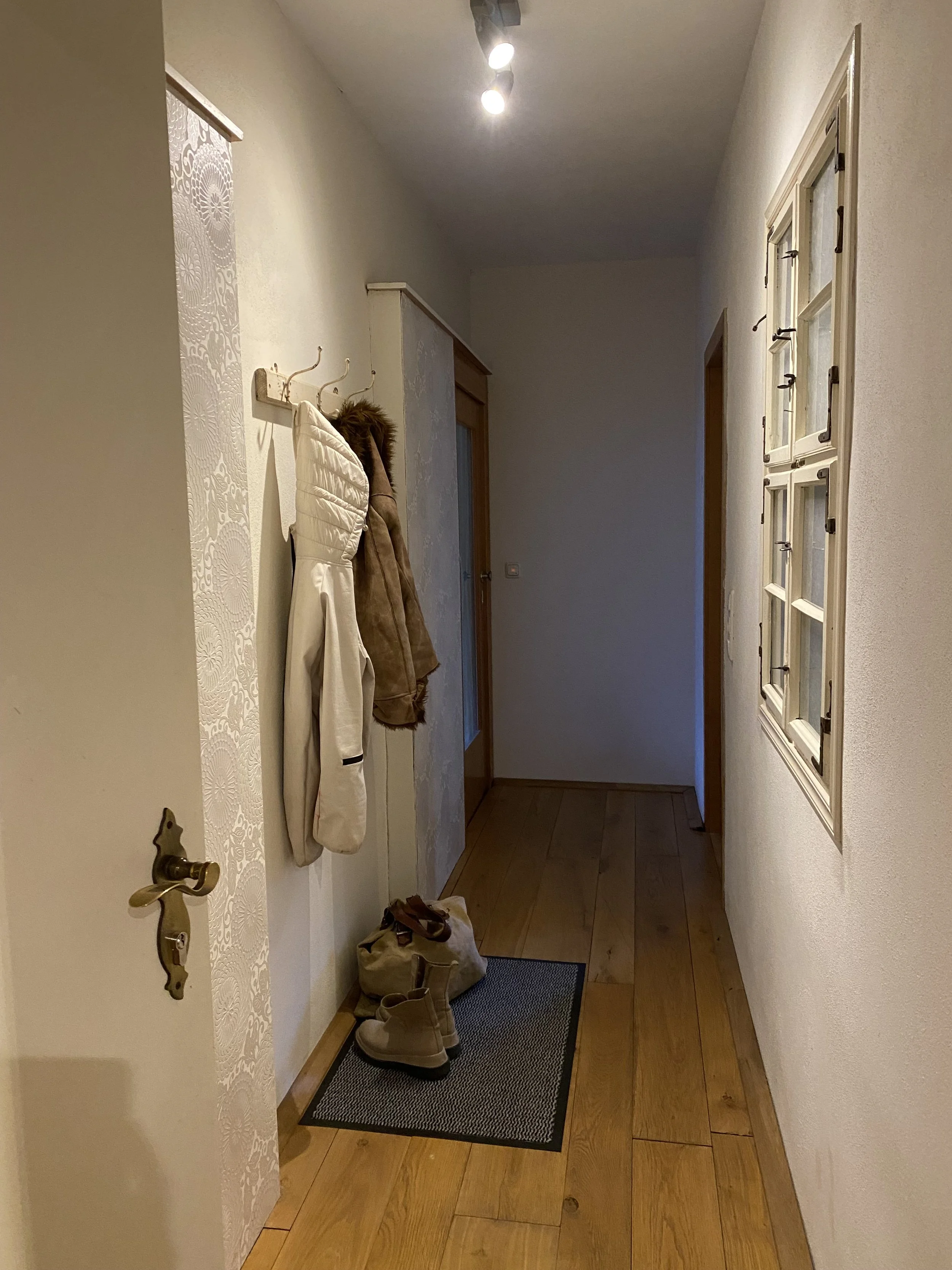 einladender Eingangsbereich mit Stauraum für Schuhe und Mäntel.