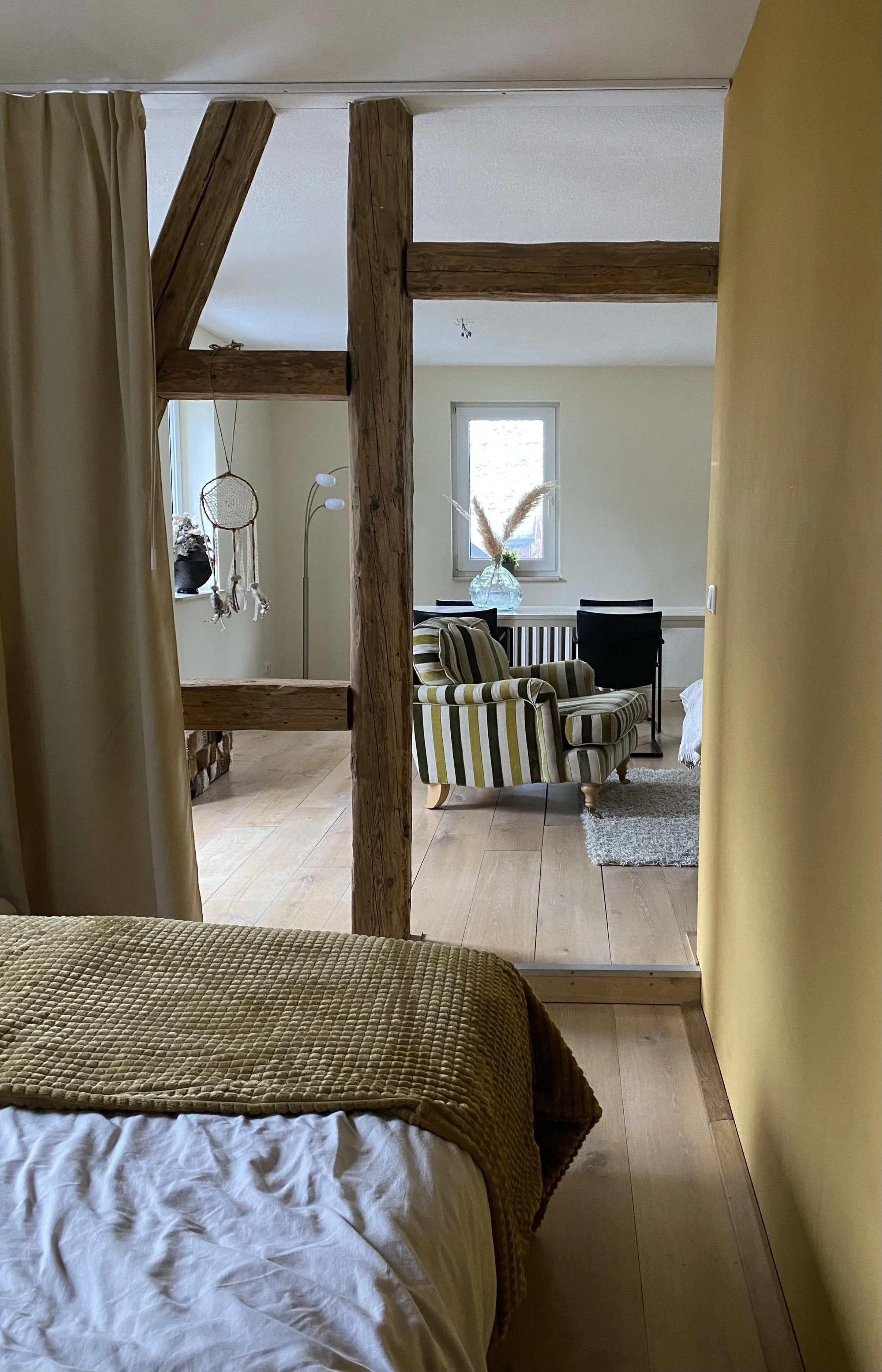 Modernes und helles Wohnzimmer in geräumiger Wohnung