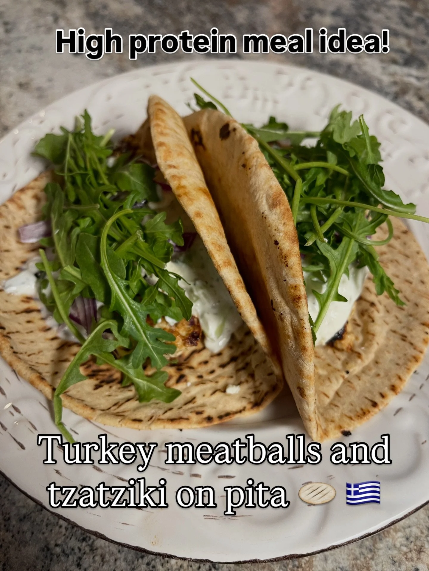 ⭐️High protein meal idea ⭐️ 

Turkey meatball on pita 🫓 

350 calories 
45-50g of protein

I used 99% lean turkey meat and whole wheat pita from Aldi.

Homemade tzatziki with nonfat Greek yogurt 😏

#highprotein #healthyfood #fitness #mealprep #gymt