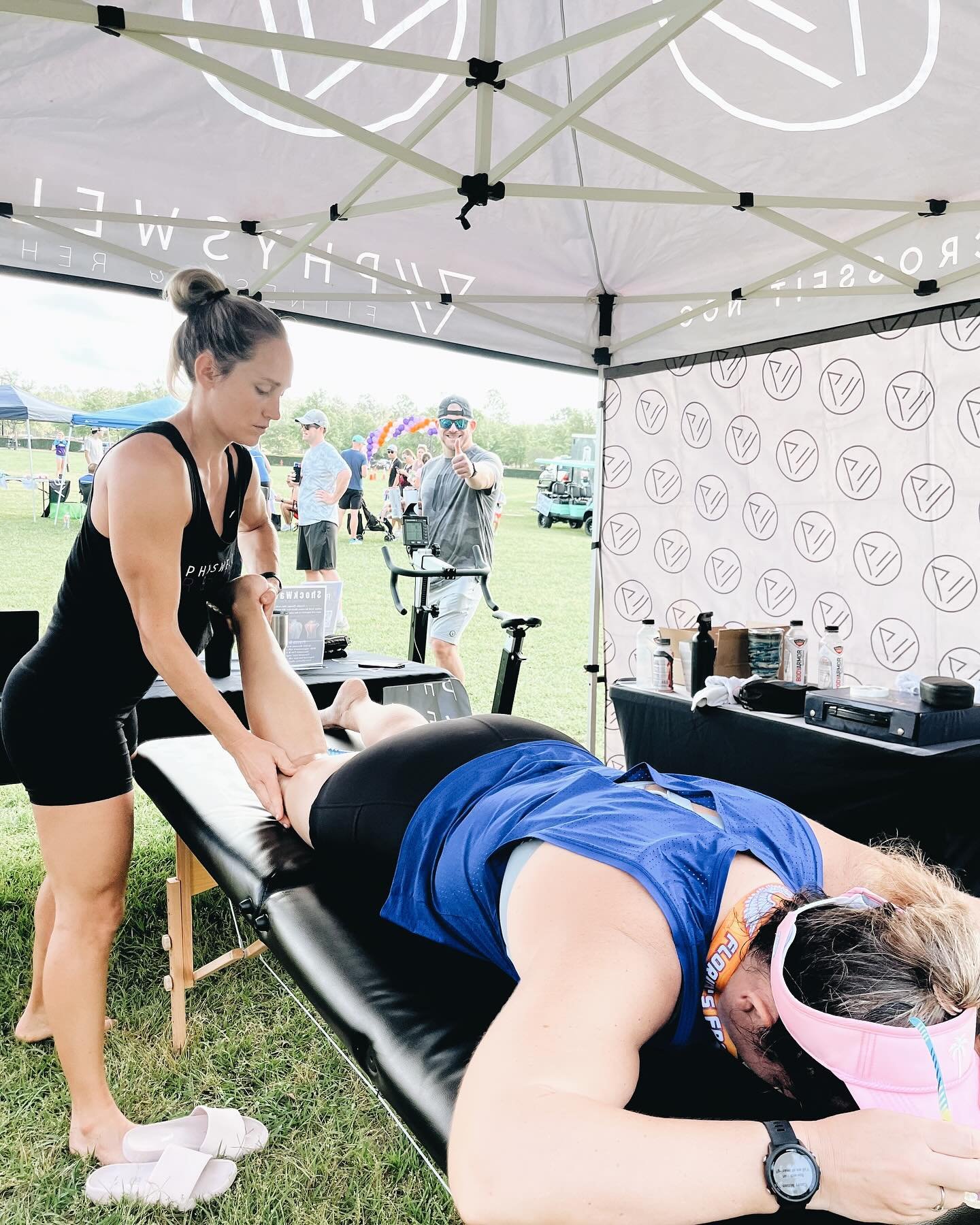 Reminiscing on warm Sunday mornings treating @apryleshowers runners 🏃🏼 Got a running injury? DM me to help!
