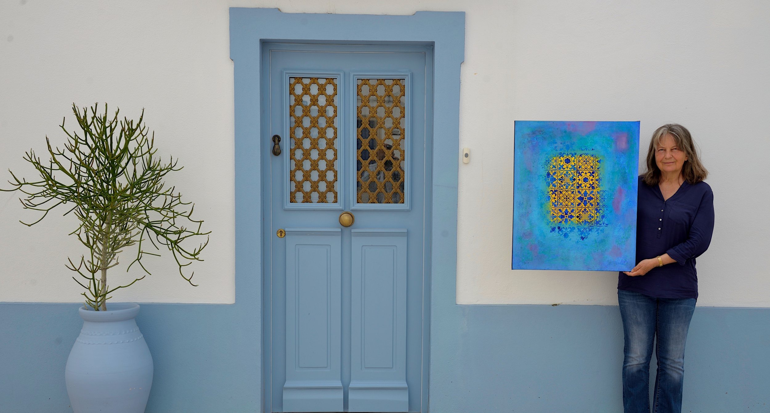Tina with one of her paintings in Olhão