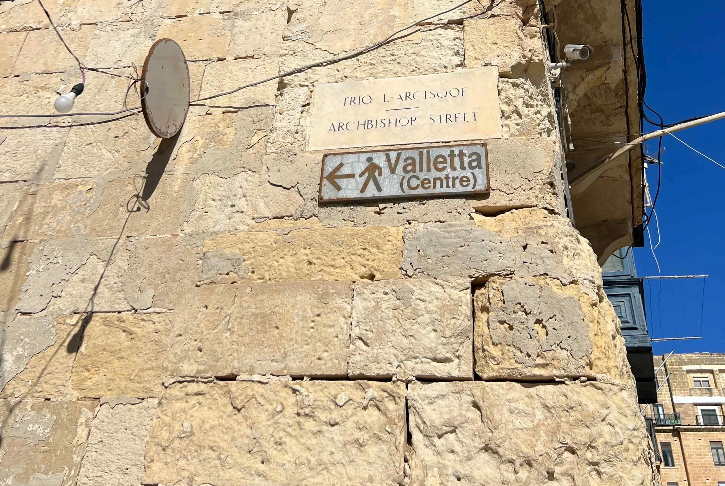 The intersection of Triq L-Arcisqof and Triq Il-Lvant in Valletta.