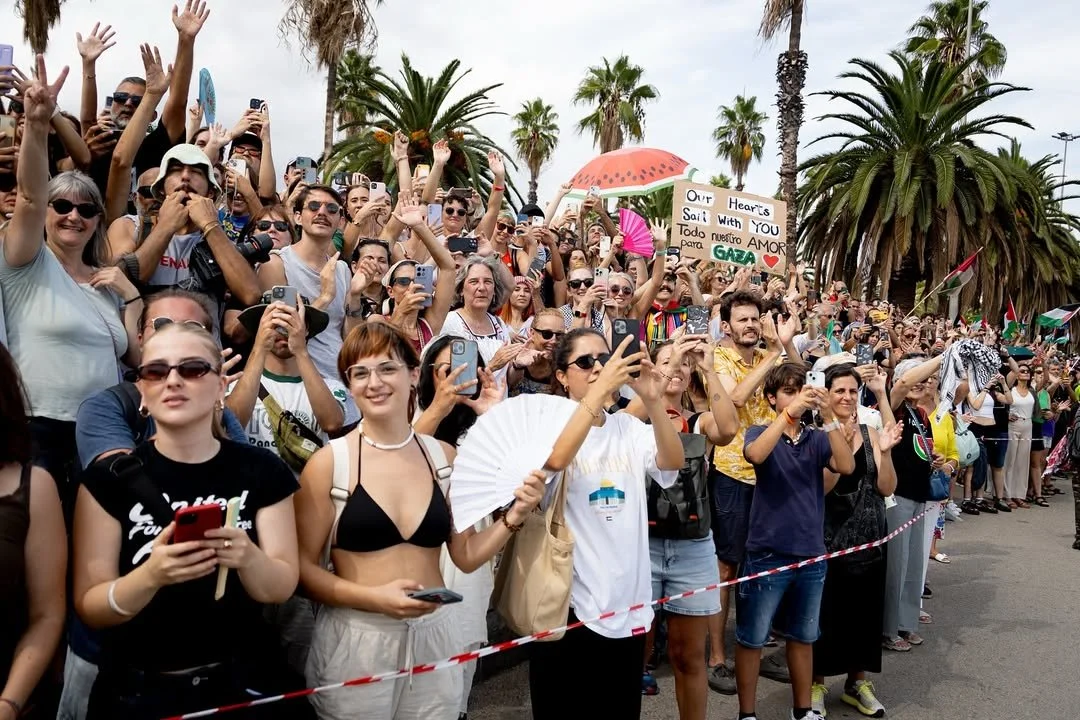 Crowds cheering and waving Palestinian flags at the departure of the Global Sumud Flotilla in Barcelona.