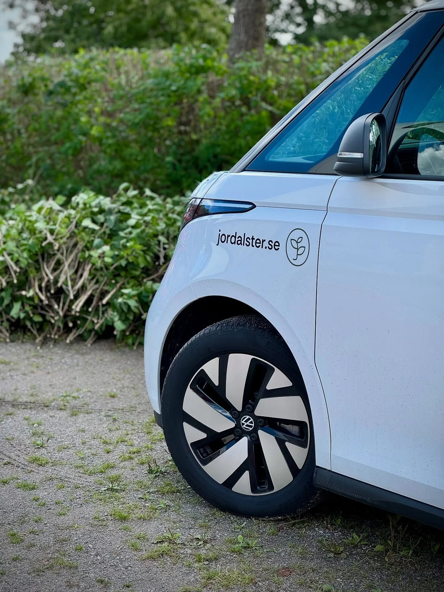 100 % f&ouml;rnybar el f&ouml;r minskad klimatp&aring;verkan. ⚡️Alla maskiner jag anv&auml;nder och transporter jag g&ouml;r drivs helt av f&ouml;rnybar energi, och p&aring; s&aring; s&auml;tt minimeras b&aring;de buller och utsl&auml;pp av koldioxid