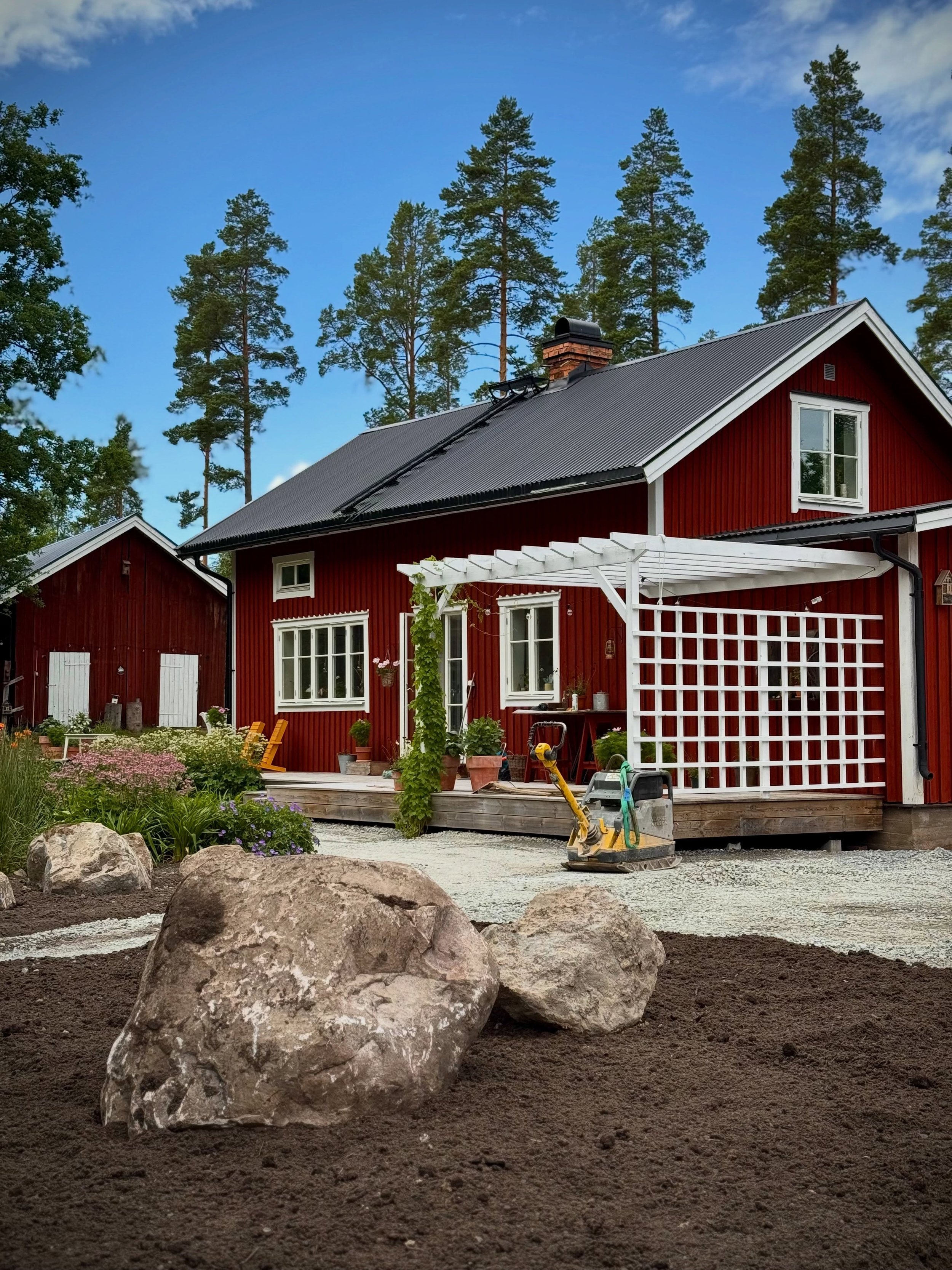 Sommarens stora projekt b&ouml;rjar ta form. 🪏 Tr&auml;dg&aring;rden ska binda ihop tv&aring; byggnader och p&aring; s&aring; s&auml;tt skapa en ost&ouml;rd innerg&aring;rd p&aring; n&auml;stan 700 kvm med stora levande perennplanteringar, en k&ouml