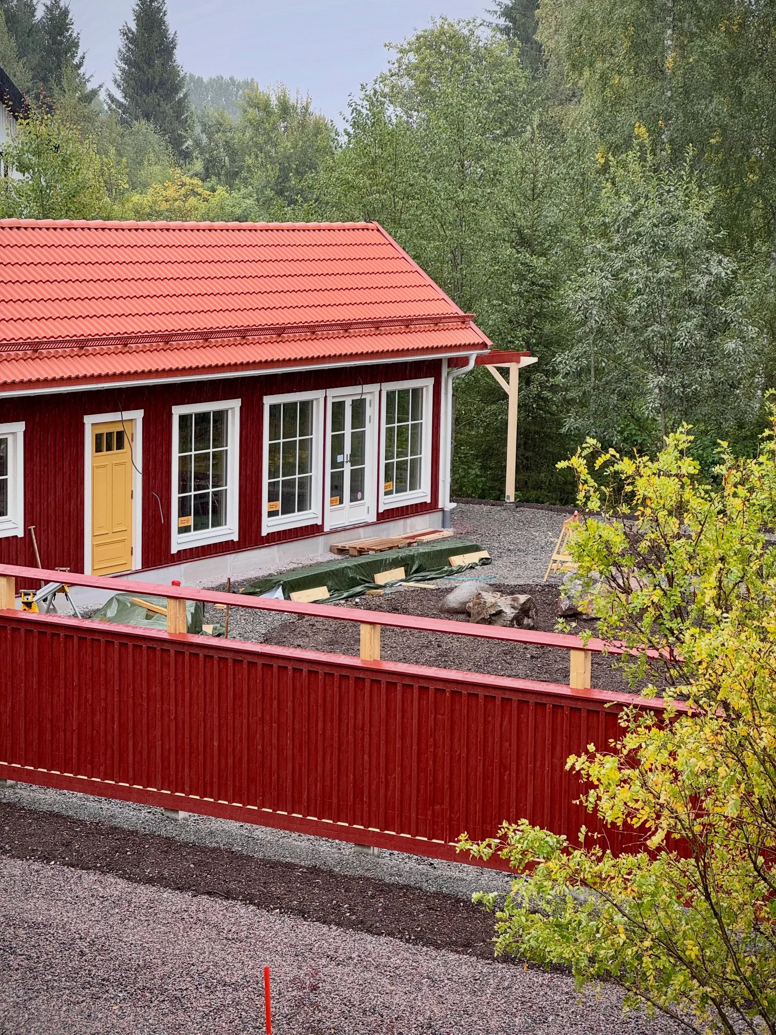 Nu b&ouml;rjar det verkligen n&auml;rma sig! Efter en sommar med husbygge och markarbete &aring;terst&aring;r snart bara det som ska ge innerg&aring;rden liv &ndash; v&auml;xterna. 🌱

Under h&ouml;sten ska mer &auml;n 2 000 perenner och ett g&auml;n