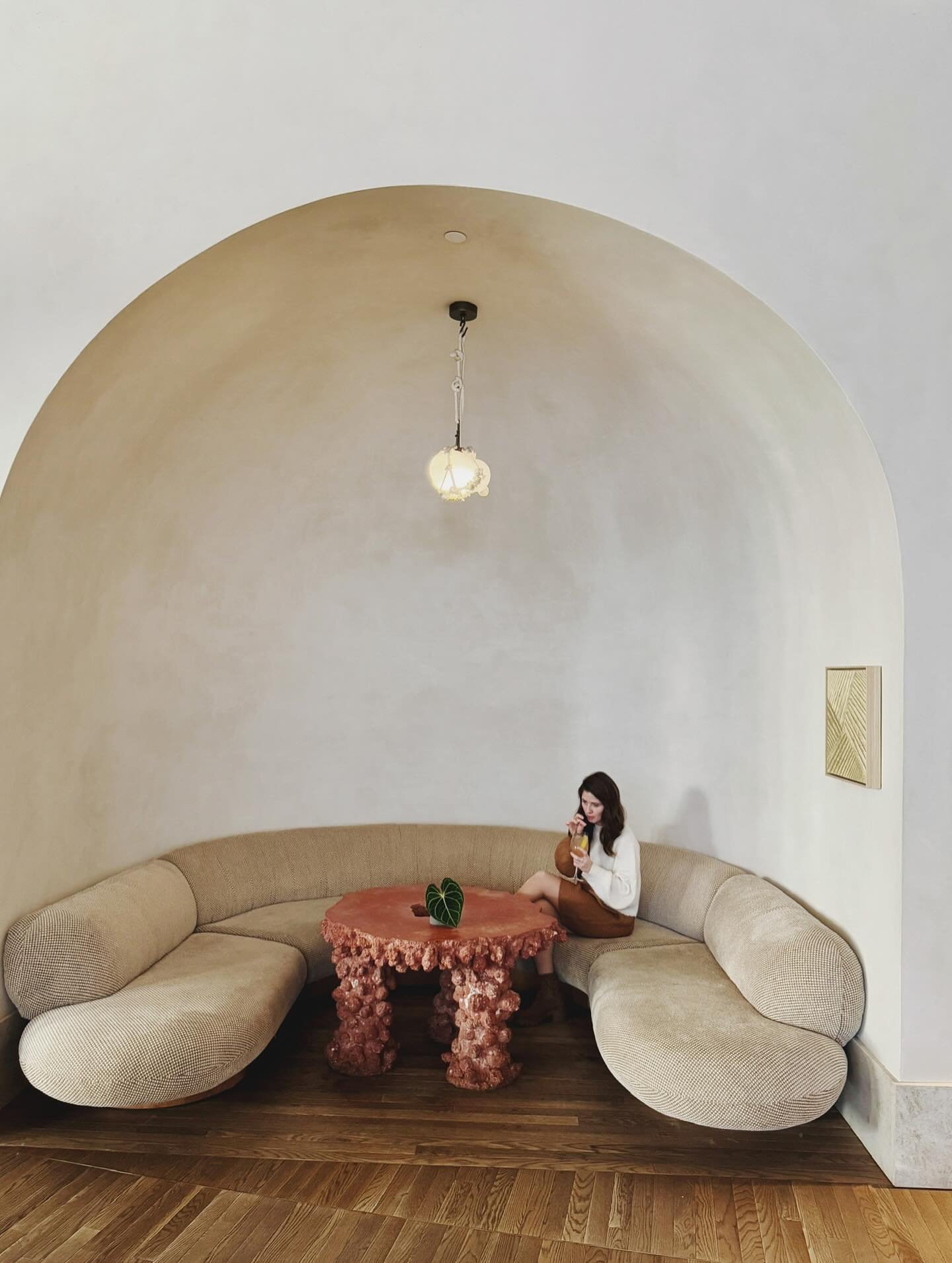 This space is a perfect example of minimalism done well. 

📸: @nostalgia_memoir 

#santamonica #california #properhotel #utahdesigner #minimaliststyle