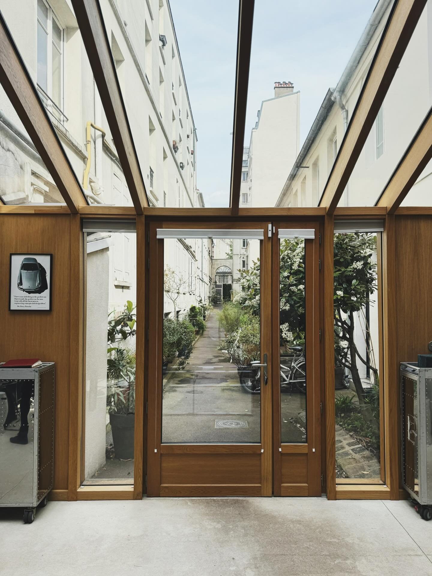 Only Paris could make a forecourt feel this unforgettable. Every detail shaping a first impression that lasts.

📸: @nostalgia_memoir 

#paris #shopping #architecture #parisianchic #forecourt