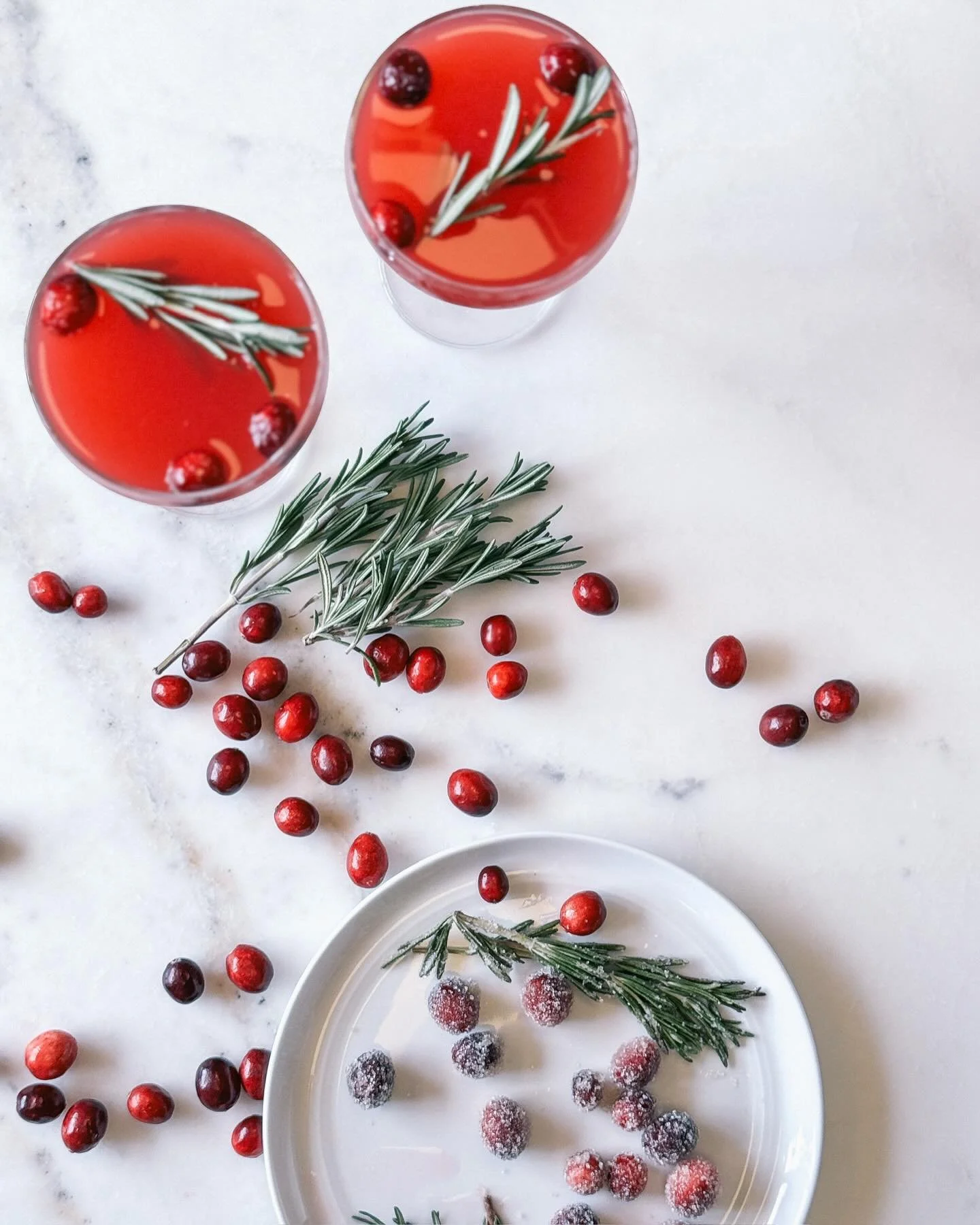 A little holiday alchemy. 

📸: @nostalgia_memoir 

#holidaycocktails #beehivegin #saltlakecity #red #cranberries