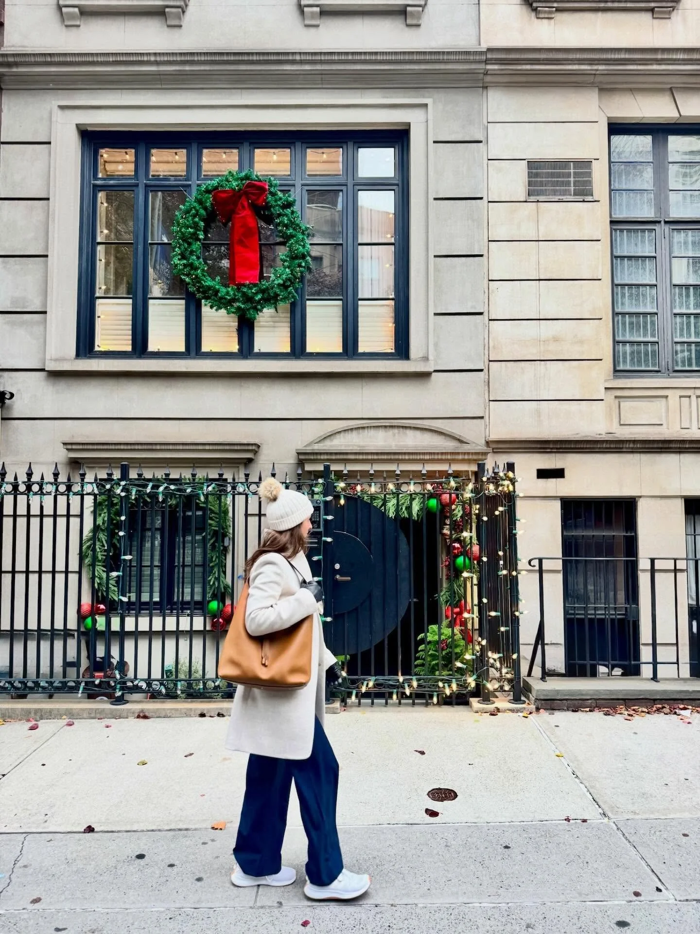 A quiet holiday moment in the city. 

📸: @nostalgia_memoir 

#newyorkcitylife #holiday #citylife