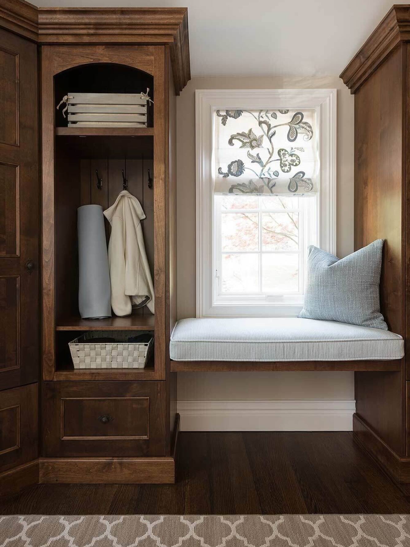 The first space you see when you walk in should feel just as special as the rest of your home.

#mudroom #transitionalstyle #romantic #interiordesign #elegant