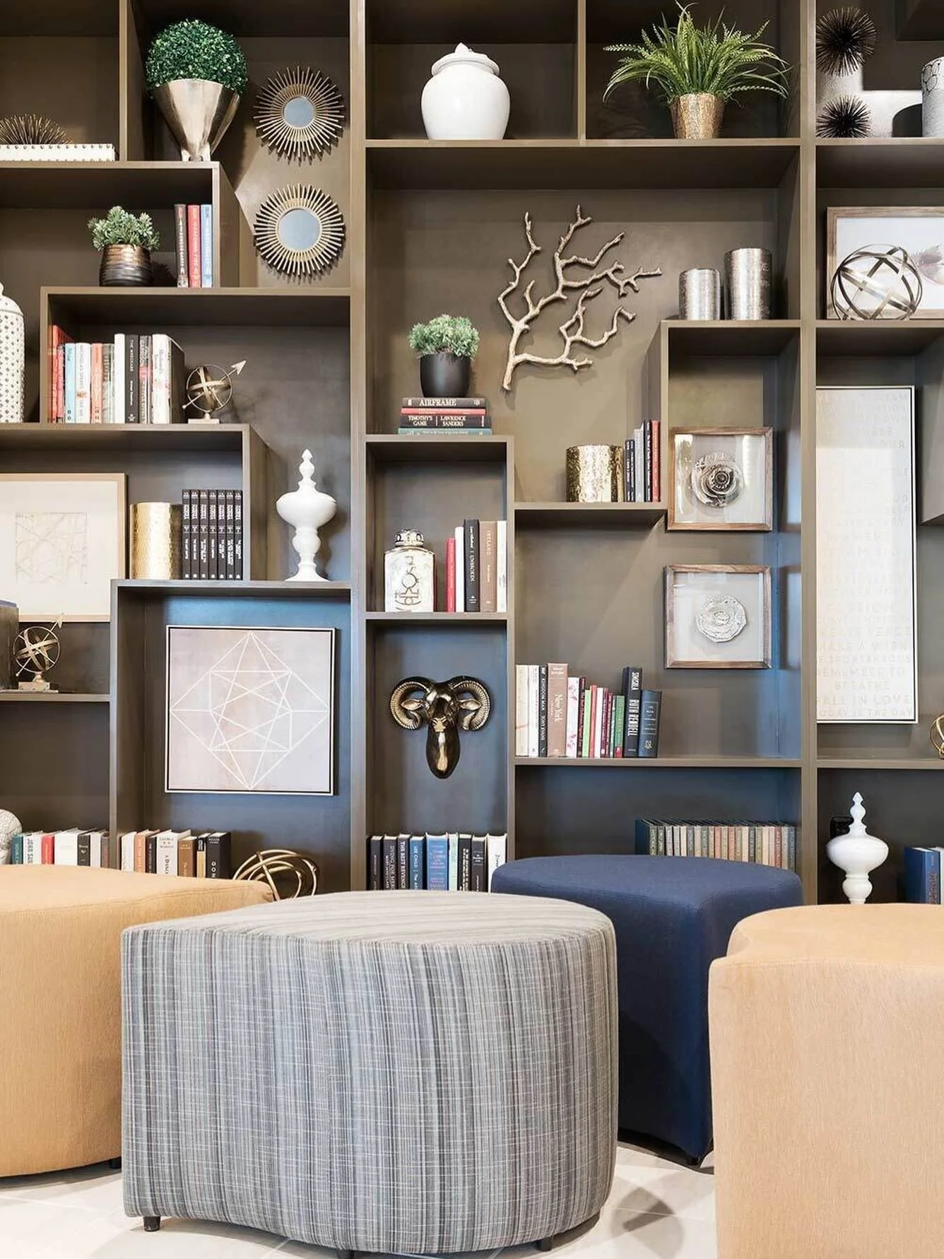 Sometimes the best shelf styling happens when you break the rules. 

#shelfstyling #accessoriesgonewild #unexpected #interiordesign