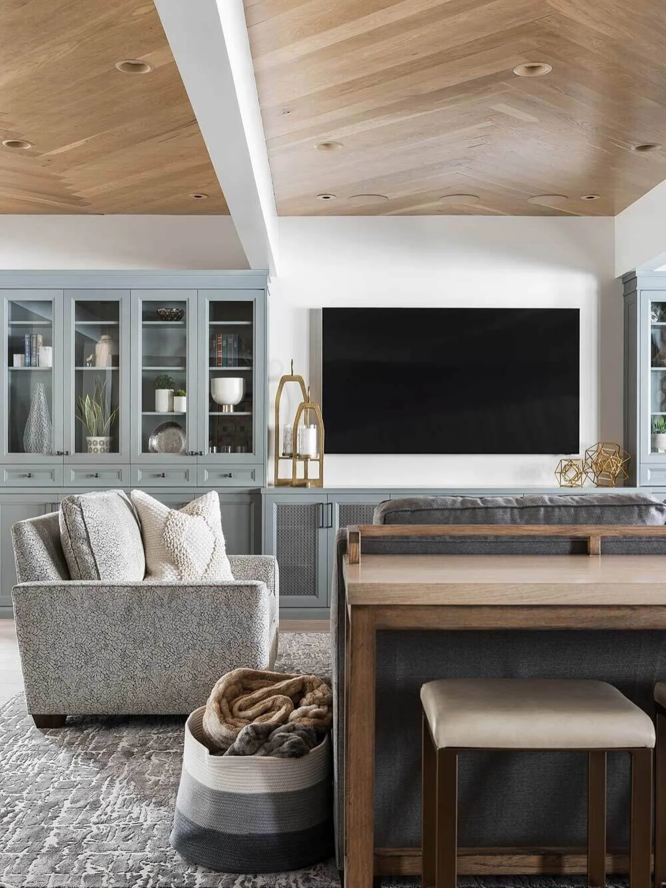 Ceilings are often forgotten, but they can make the whole room.

#ceilingdesign #fifthwall #attentiontodetail #interiordesign