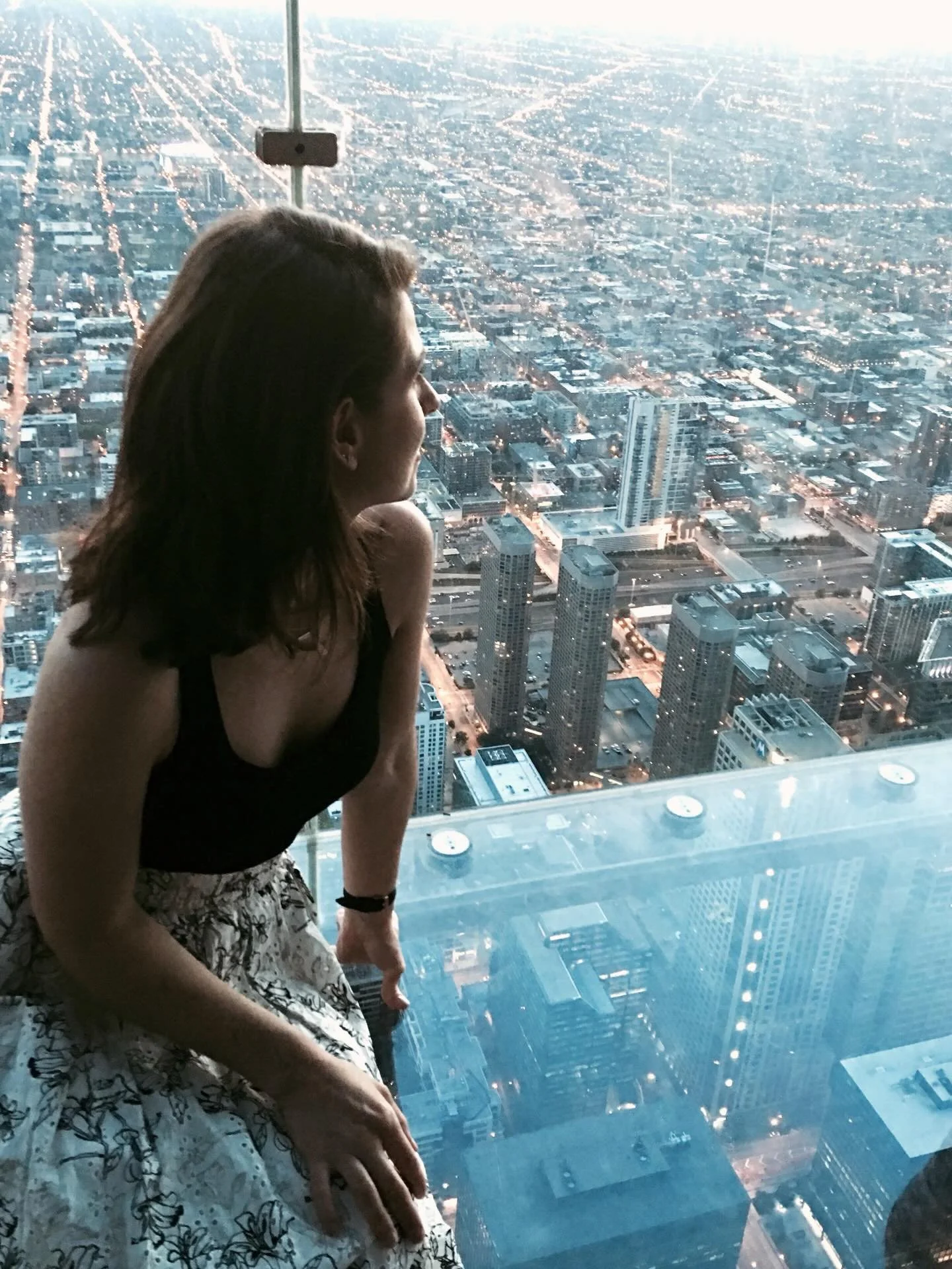 A different perspective changes everything - especially in a city like this. 

📸: @senia_o_ 

#chicago #thewindycity #fearofheights #abovetheclouds