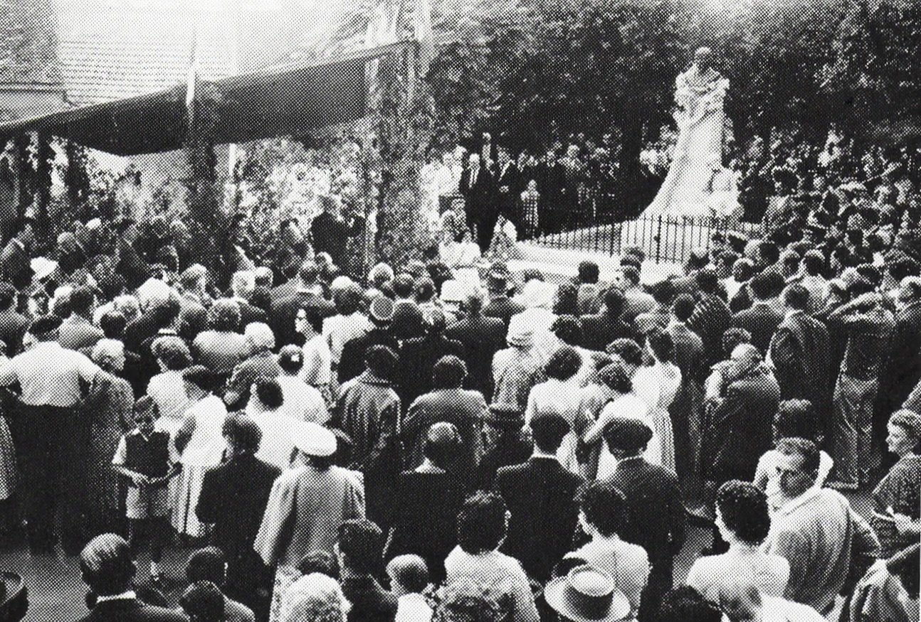 Le monument dédié à Jules Renard de Charles-Henri Pourquet (1913). Un buste de remplacement réalisé par Georges Sirdey est installé en 1960